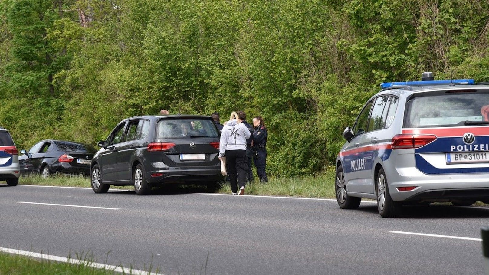 Eine Verfolgungsjagd der Polizei mit mehreren Jugendlichen in einem BMW endete am Donnerstag auf der B210 zwischen Ebreichsdorf und Oberwaltersdorf.