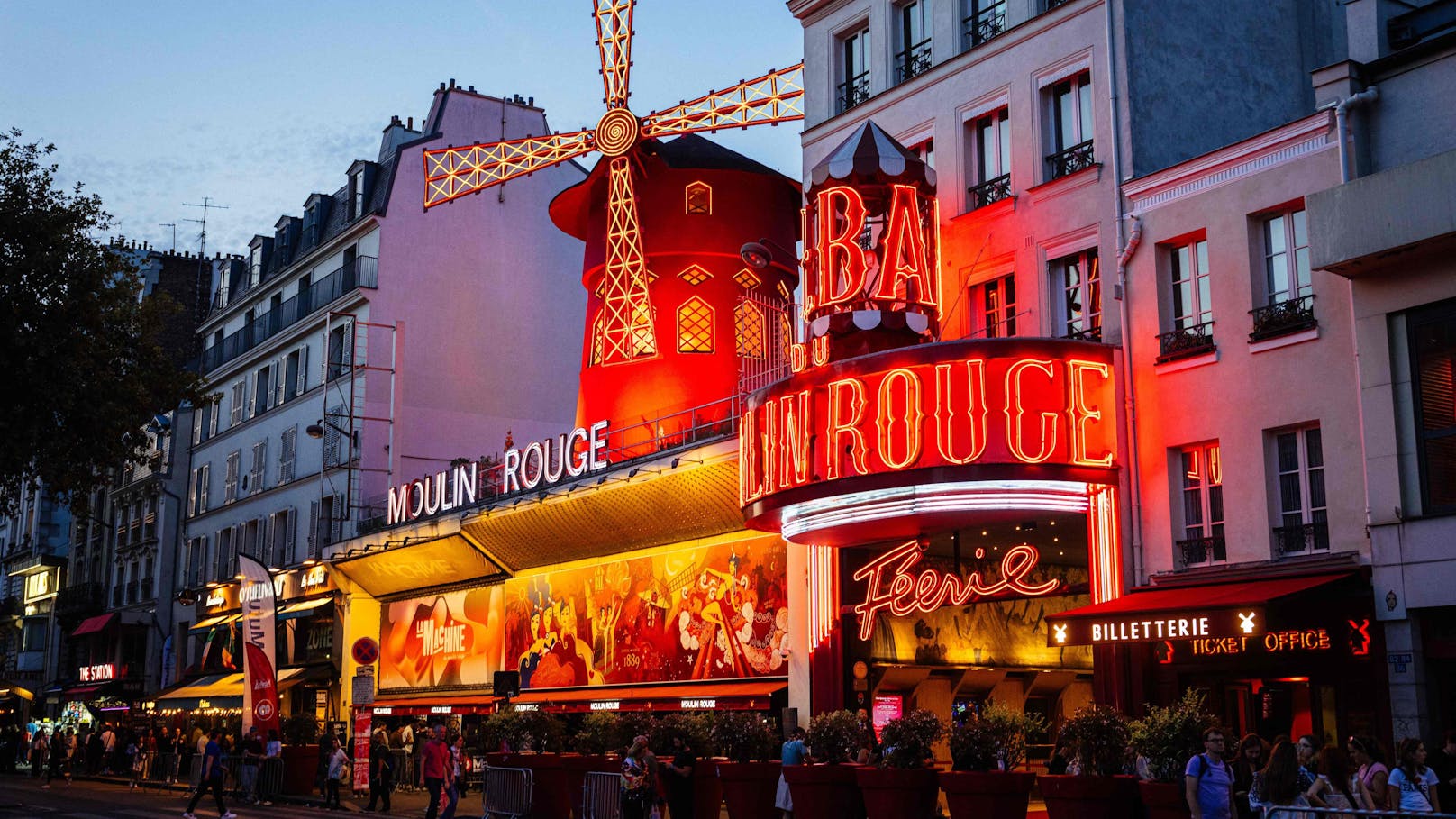 So kennt man es: Das Moulin Rouge in Montmartre ist eines der Wahrzeichen von Paris.