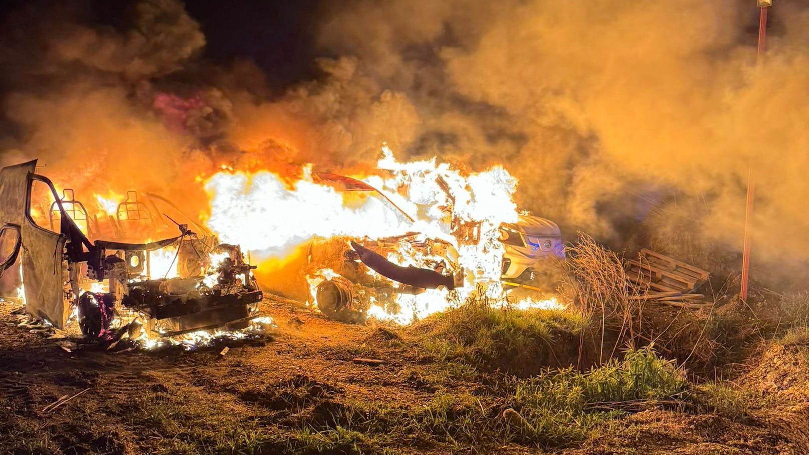 Alarmstufe 3! 15 E-Autos gehen in Flammen auf