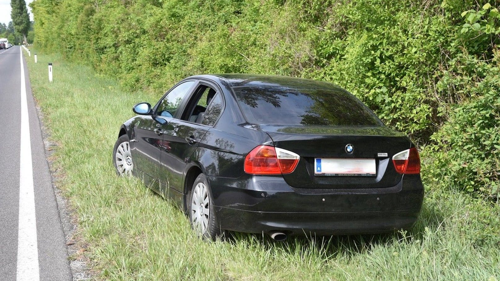 Eine Verfolgungsjagd der Polizei mit mehreren Jugendlichen in einem BMW endete am Donnerstag auf der B210 zwischen Ebreichsdorf und Oberwaltersdorf.