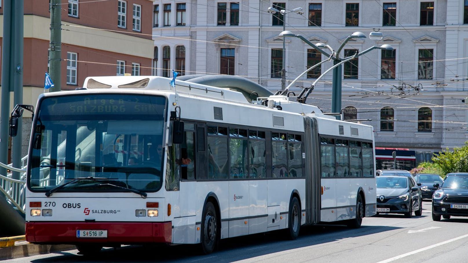 Bus fuhr mit offenen Türen – Passagierin verletzt