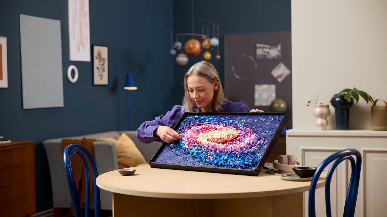 Beim zweiten LEGO-Set handelt es sich um das LEGO Art Die Milchstraßen-Galaxie Set, ebenfalls mit einer beachtlichen Größe von 3.091Teilen und den Maßen 40 x 65 x 5 Zentimeter.