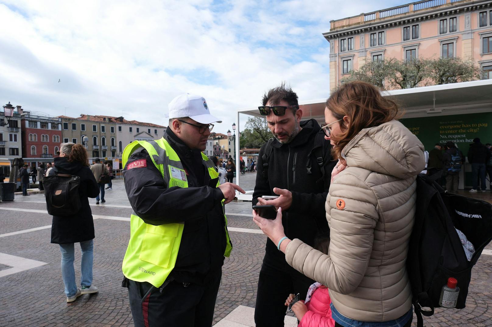 Touristen zeigen den QR-Code auf einem Smartphone, um die Zahlung der Gebühr nachzuweisen