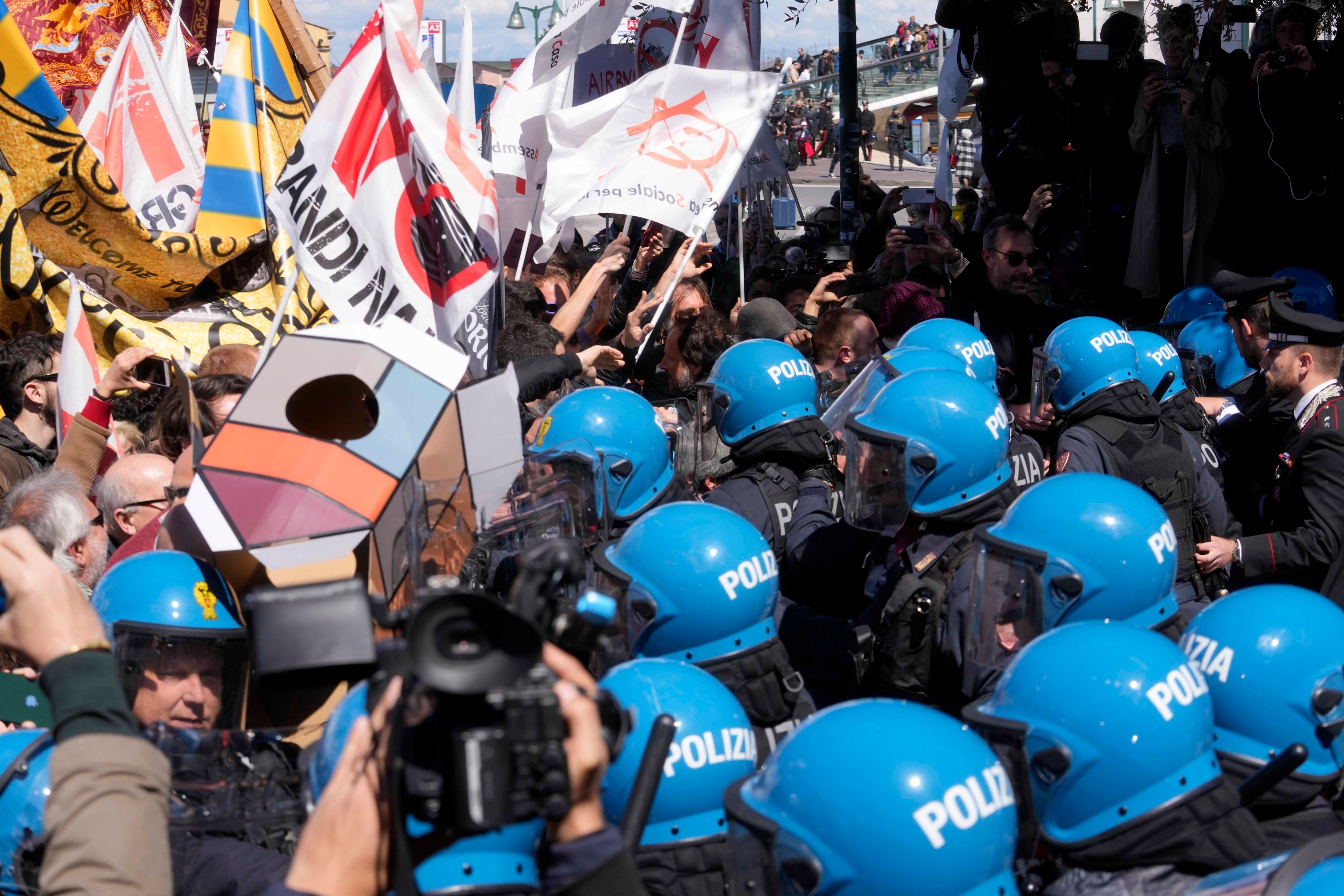 Start für Venedig-Gebühr: 78.500 Euro, 300 Demonstranten