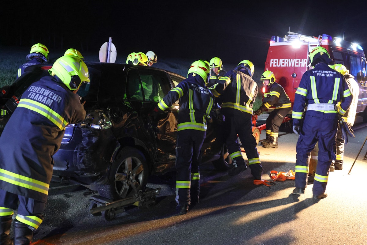 Schwerer Crash zwischen zwei PKW auf Wallerner Straße bei Fraham fordert zwei Verletzte