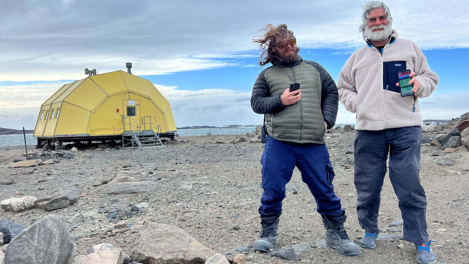 Auf dem Bild von links nach rechts in der Davis-Forschungsstation in der Antarktis: Raimon Hennessy und Dr. Peter Rizzo.