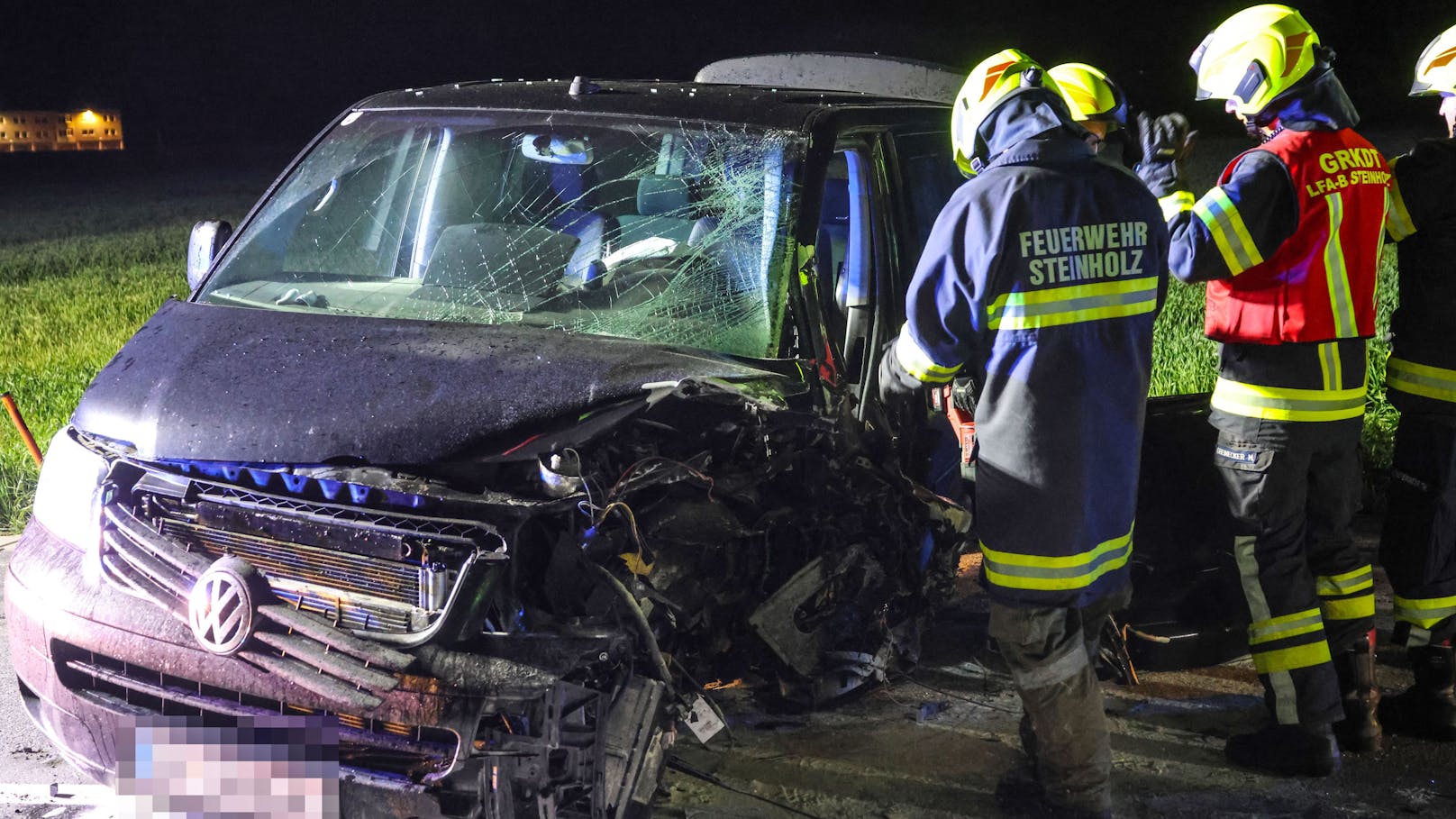 Ein schwerer Verkehrsunfall zwischen zwei PKW auf der B134 Wallerner Straße bei Fraham (Bezirk Eferding) hat am späteren Mittwochabend zwei teils Schwerverletzte gefordert.