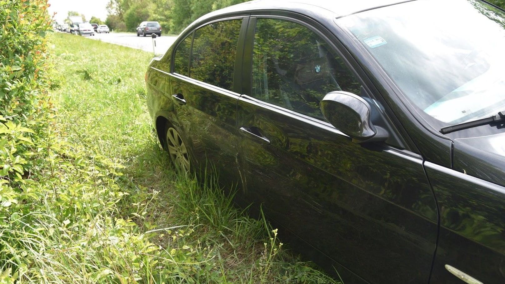 Eine Verfolgungsjagd der Polizei mit mehreren Jugendlichen in einem BMW endete am Donnerstag auf der B210 zwischen Ebreichsdorf und Oberwaltersdorf.