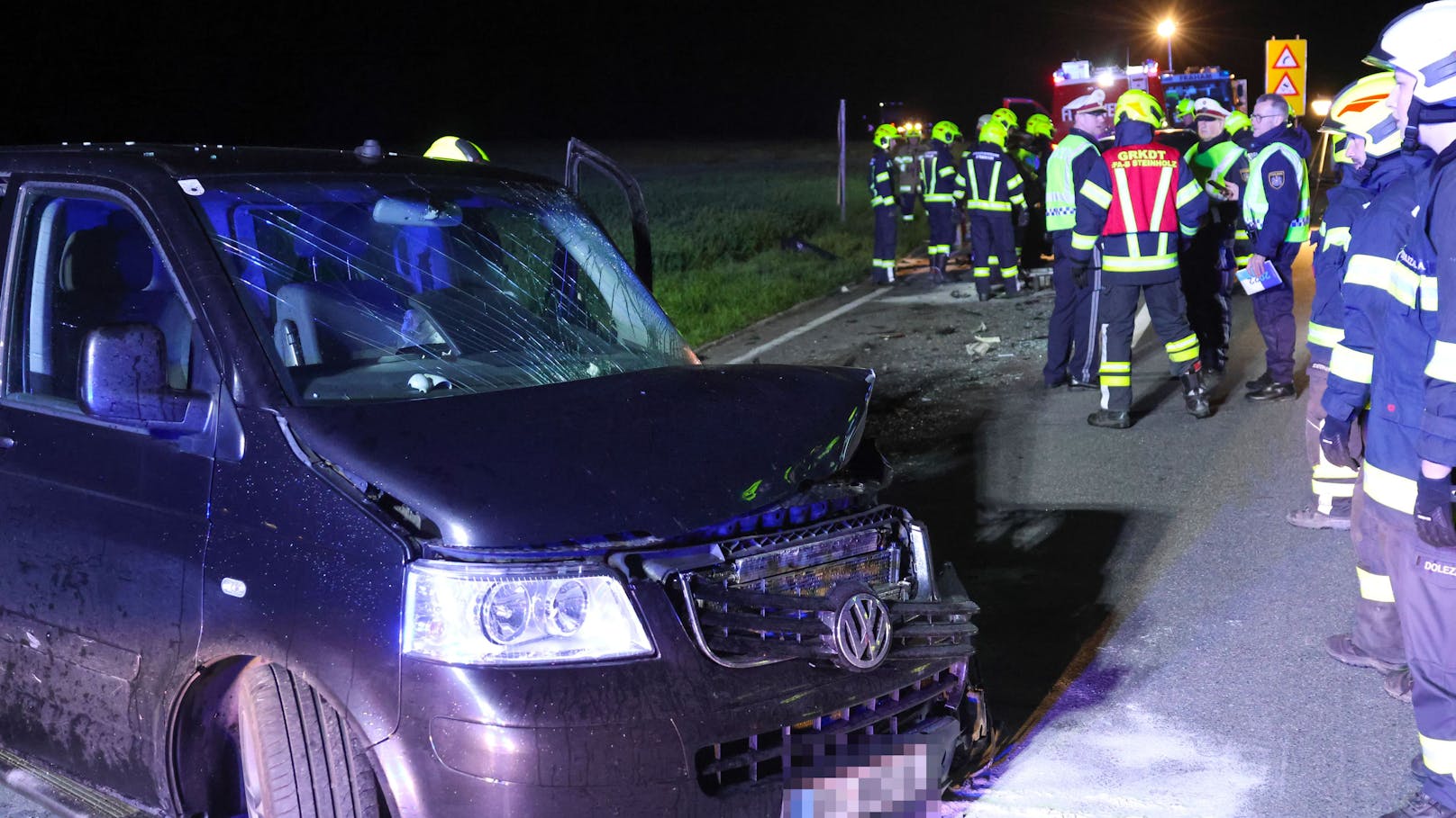 Ein schwerer Verkehrsunfall zwischen zwei PKW auf der B134 Wallerner Straße bei Fraham (Bezirk Eferding) hat am späteren Mittwochabend zwei teils Schwerverletzte gefordert.