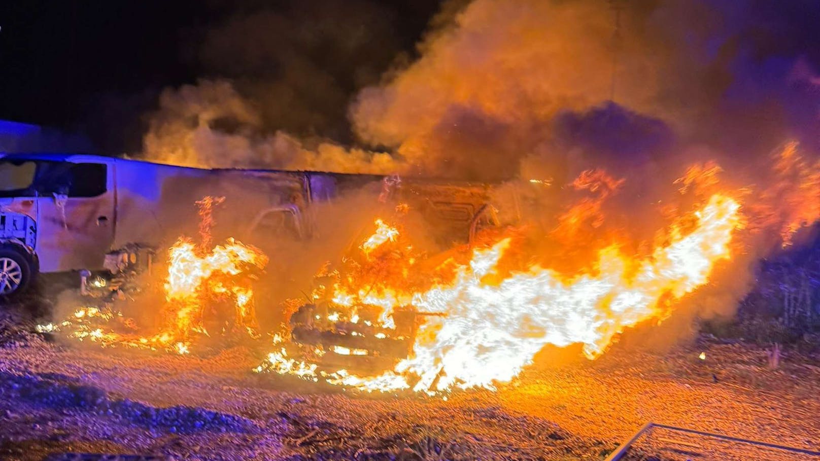 15 Fahrzeuge standen in Vollbrand.