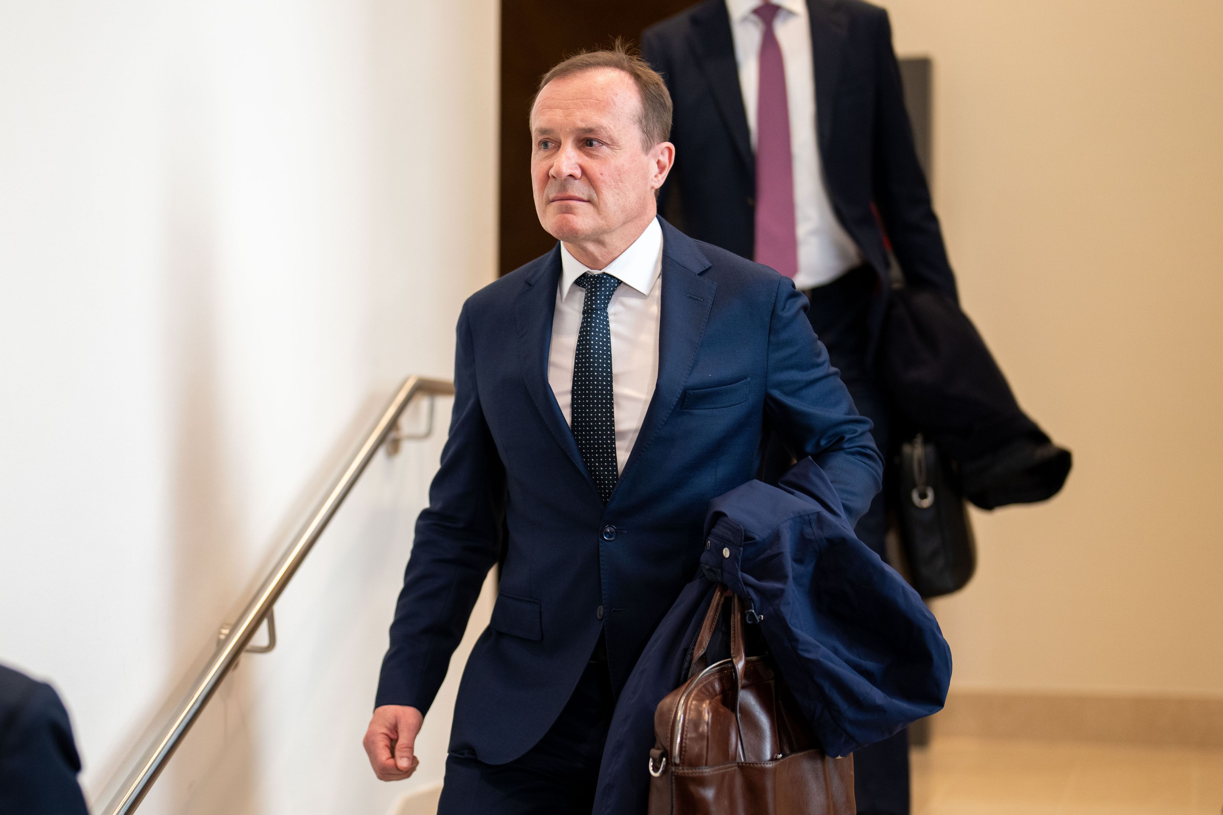 Heute.at - Corona-Agenturchef mit 250.000 Euro Gehalt, Dienstauto