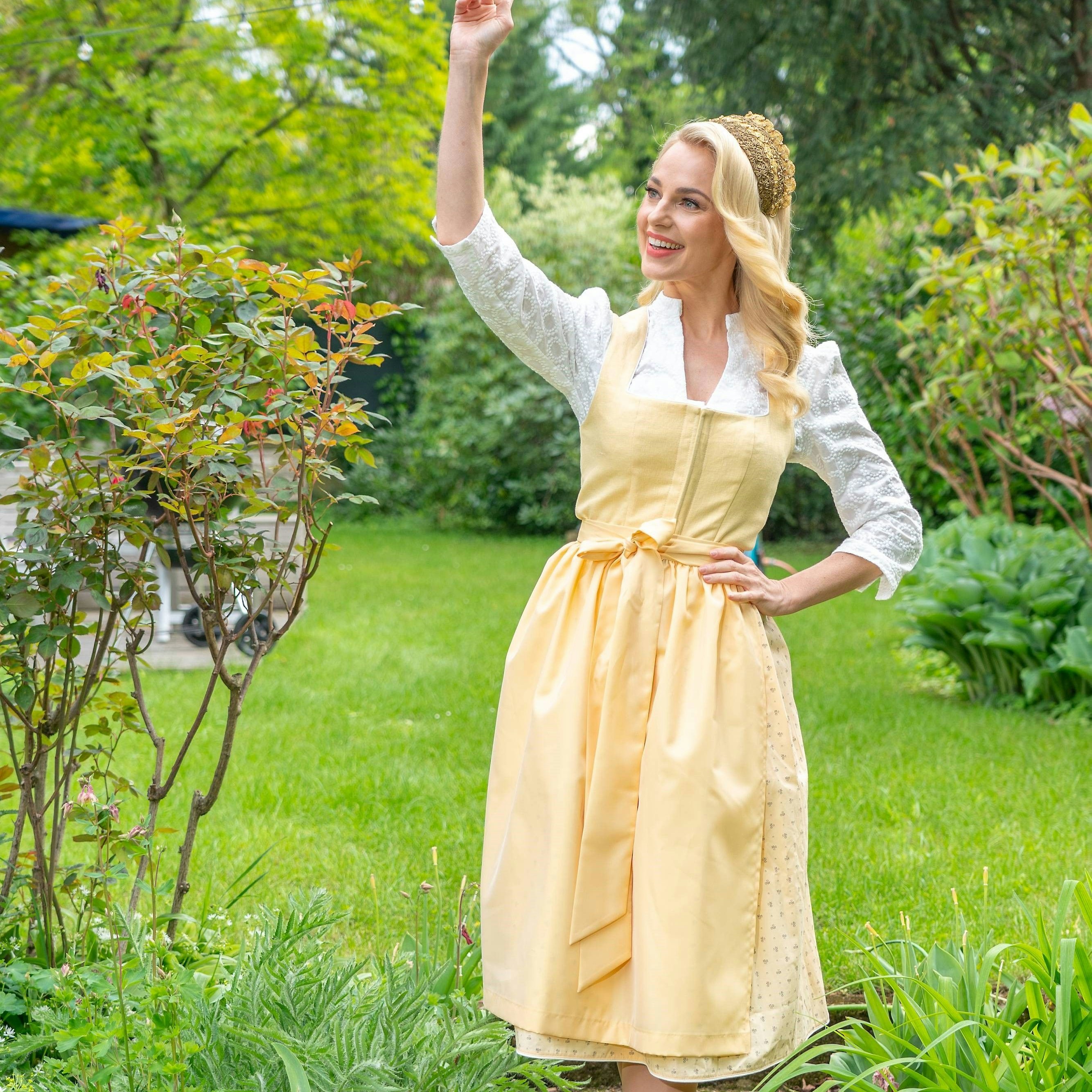Silvia Schneider in einem sonnengelben Dirndl von "Kinga Mathe"