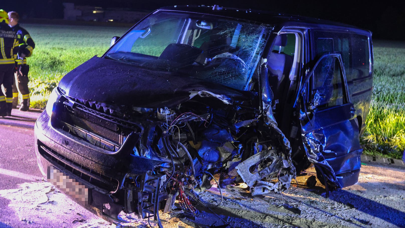 VW-Fahrer nach Crash in OÖ in Wrack eingeklemmt