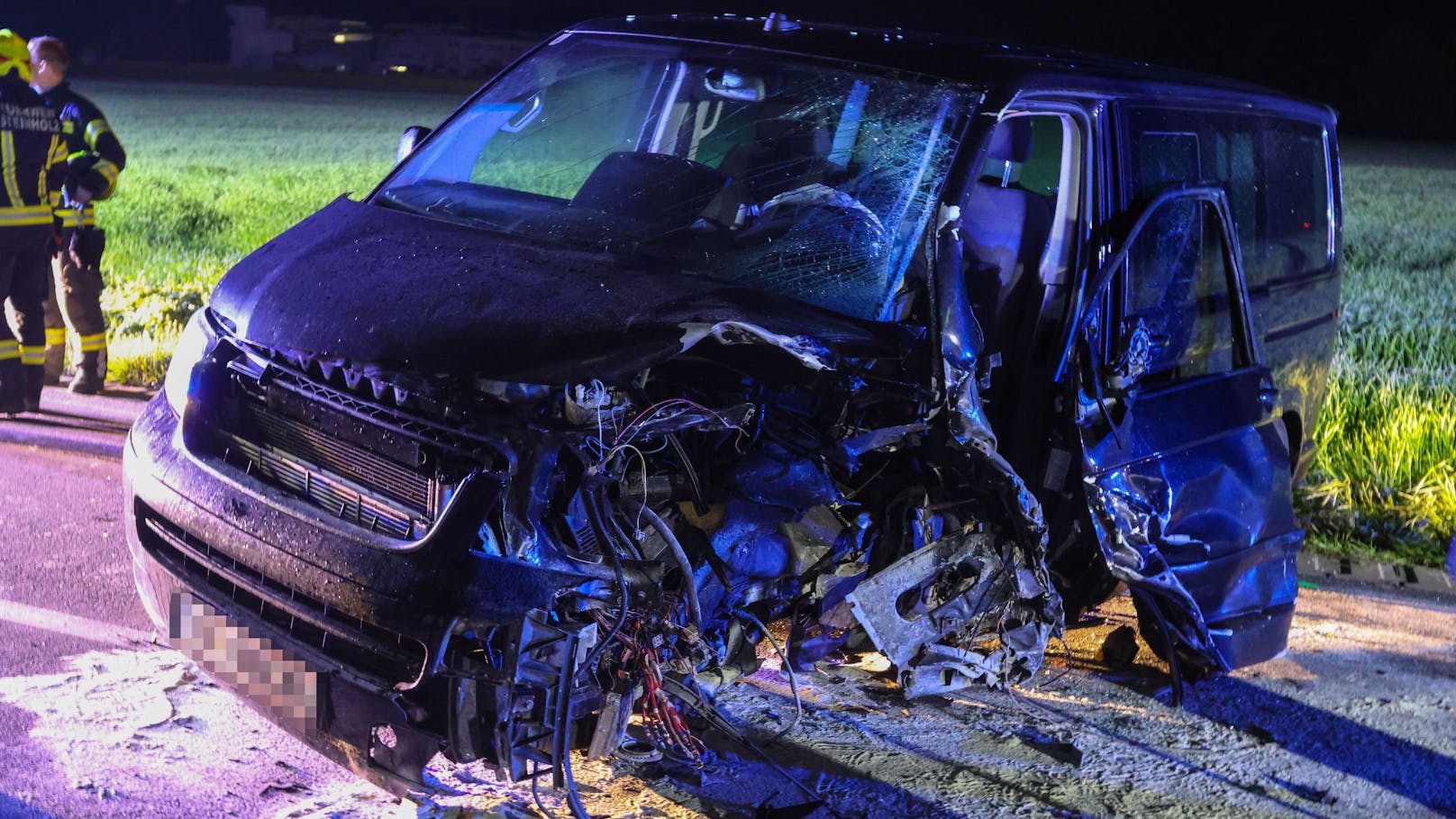 Ein schwerer Verkehrsunfall zwischen zwei PKW auf der B134 Wallerner Straße bei Fraham (Bezirk Eferding) hat am späteren Mittwochabend zwei teils Schwerverletzte gefordert.