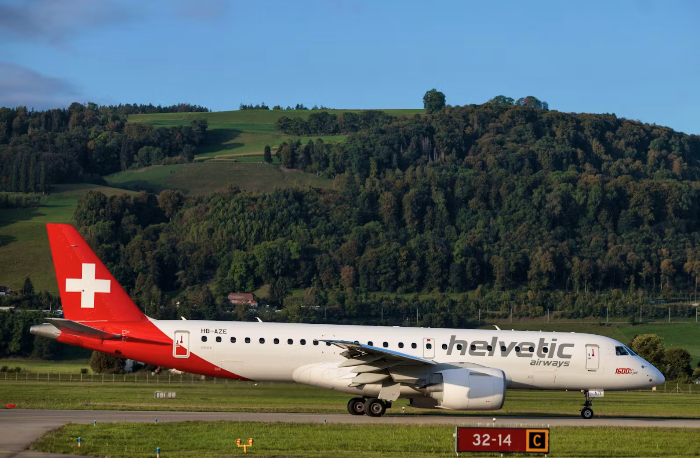 Ein Helvetic-Embraer in Bern (Symbolbild).
