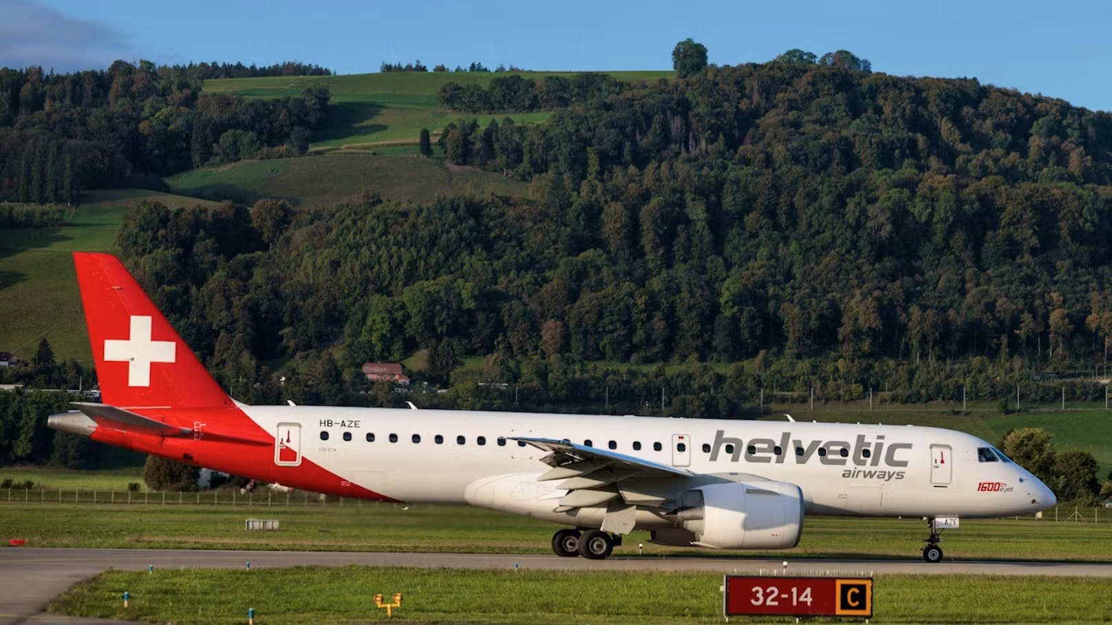 Flugzeug landete mit Riss am Wiener Flughafen