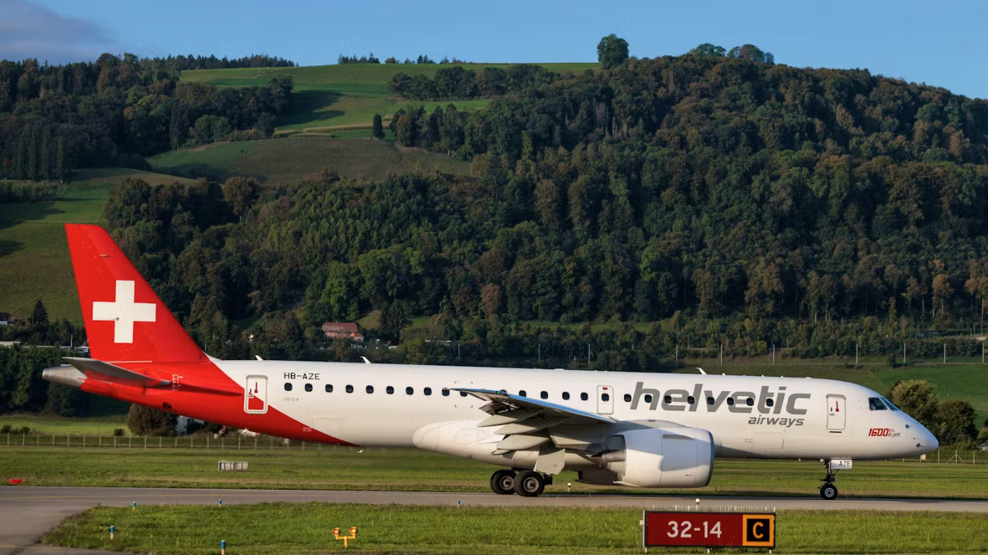 Ein Helvetic-Embraer in Bern (Symbolbild).