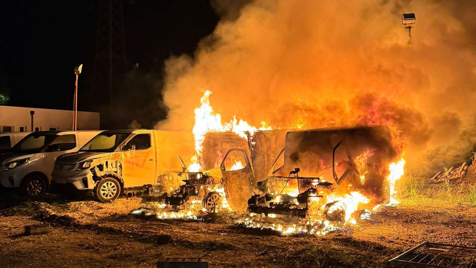 Das Feuer breitete sich gegen die Windrichtung aus.