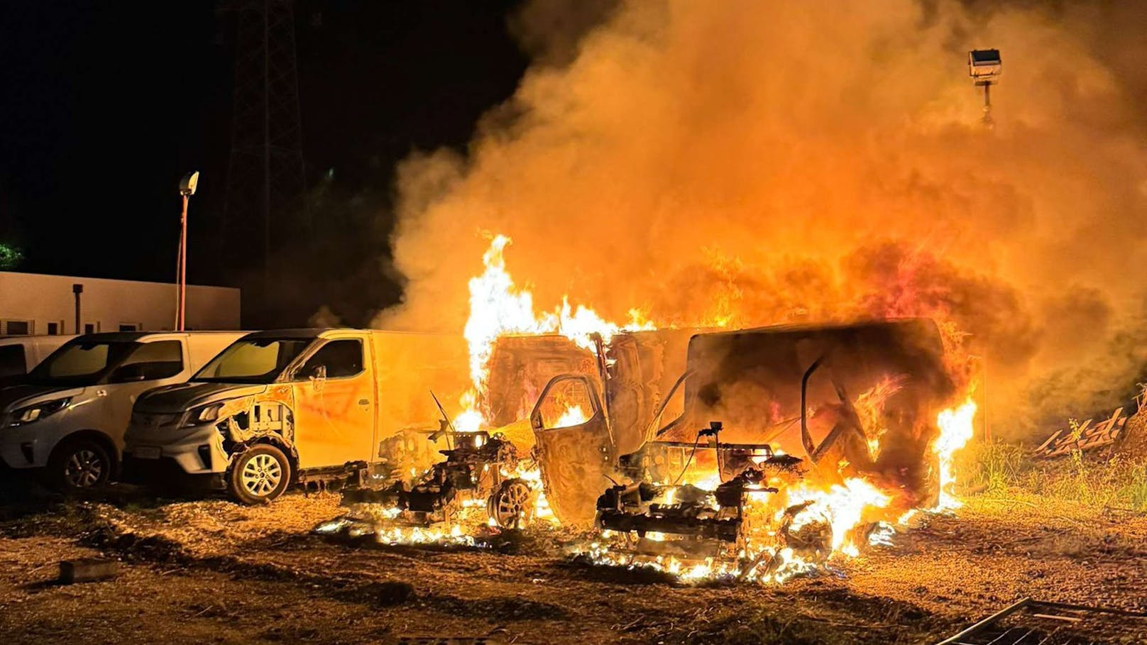 E-Autos in Flammen – Polizei geht von Brandstiftung aus