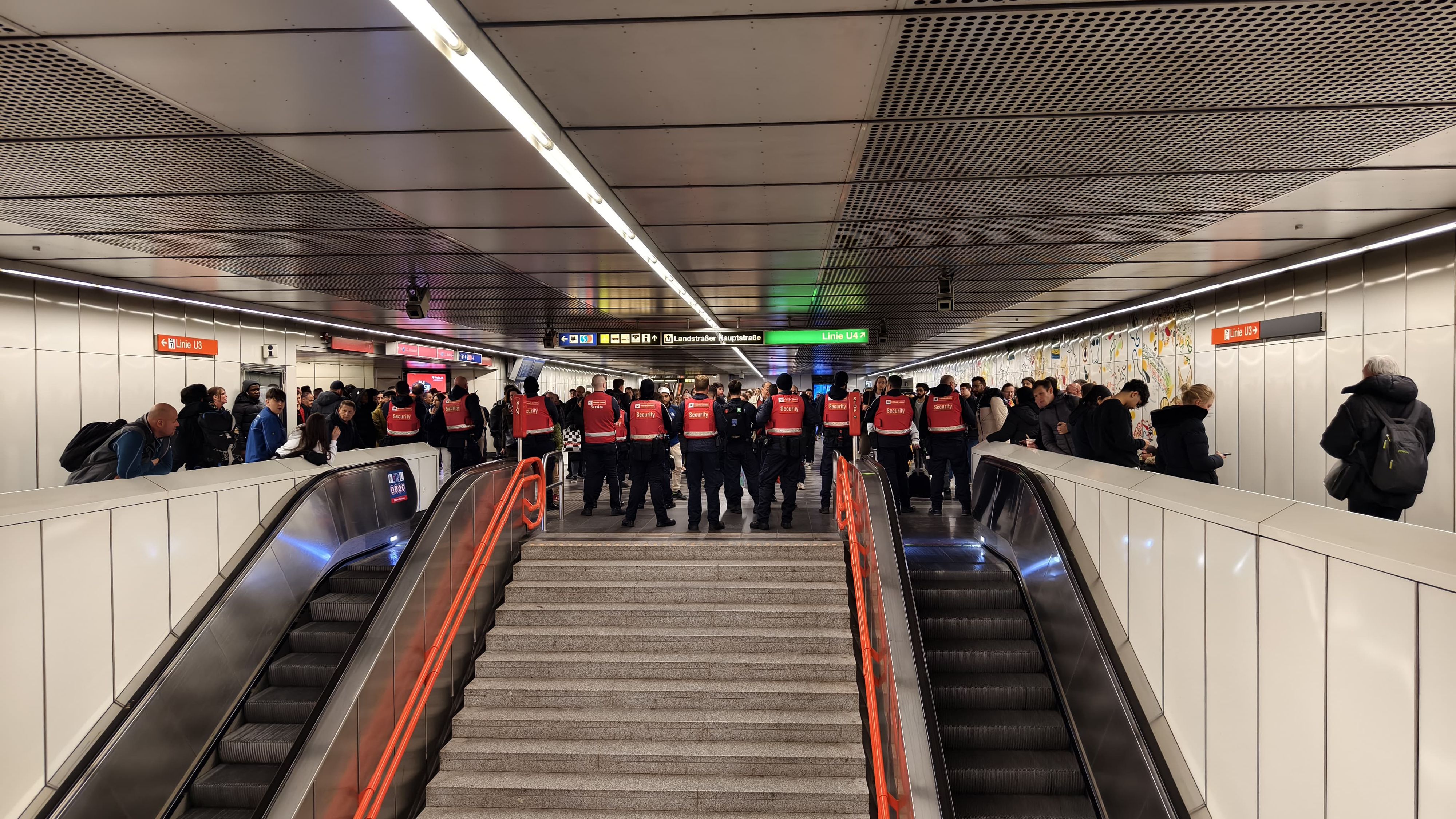 Dutzende Fahrgäste mussten den U3-Bereich verlassen.