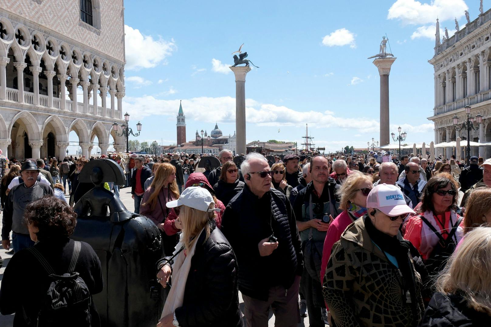 <strong>Venedig, Italien</strong> - Massentourismus ist in Venedig ein großes Thema, das in einer Eintrittsgebühr für Tagesbesucher mündete. Ziel ist es, die Besuchermassen damit besser zu kontrollieren.