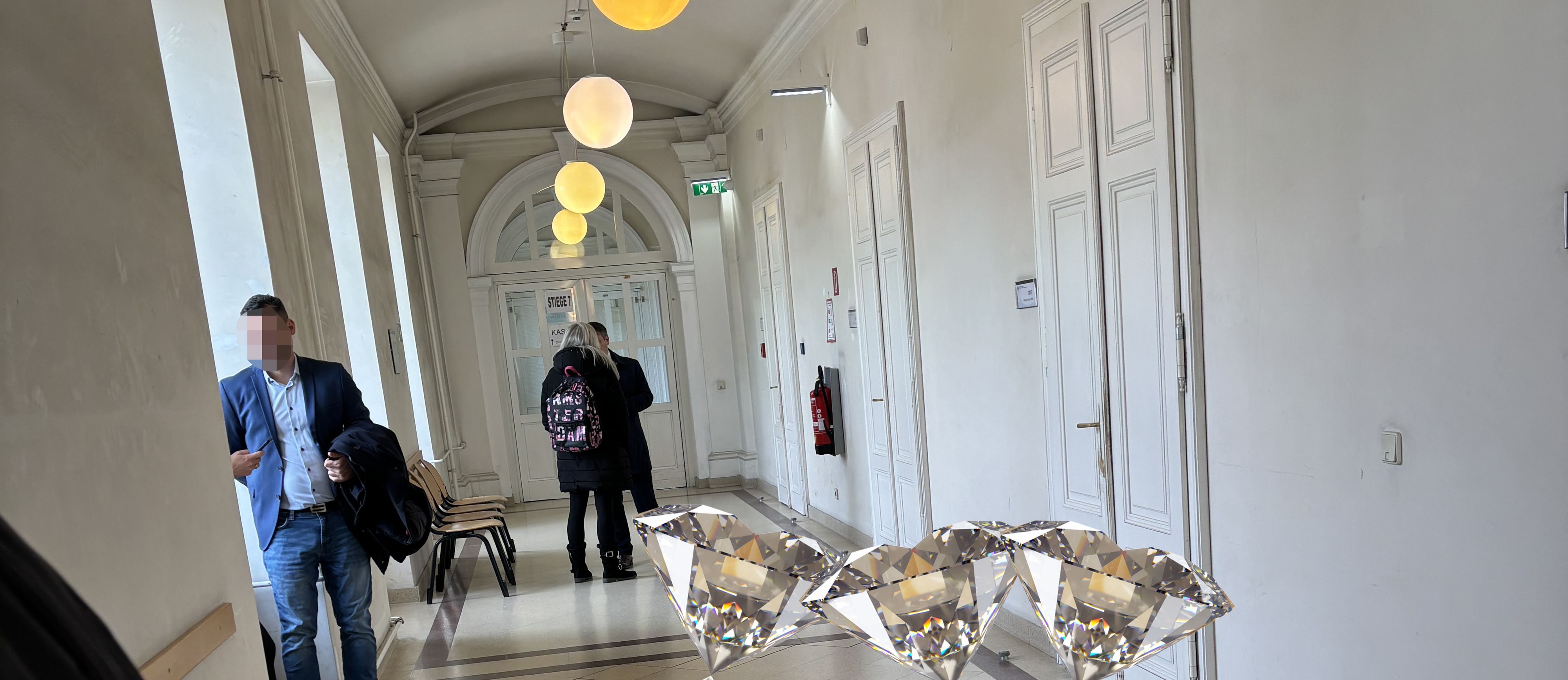 Frau soll Ex-Mann Diamanten gestohlen haben.