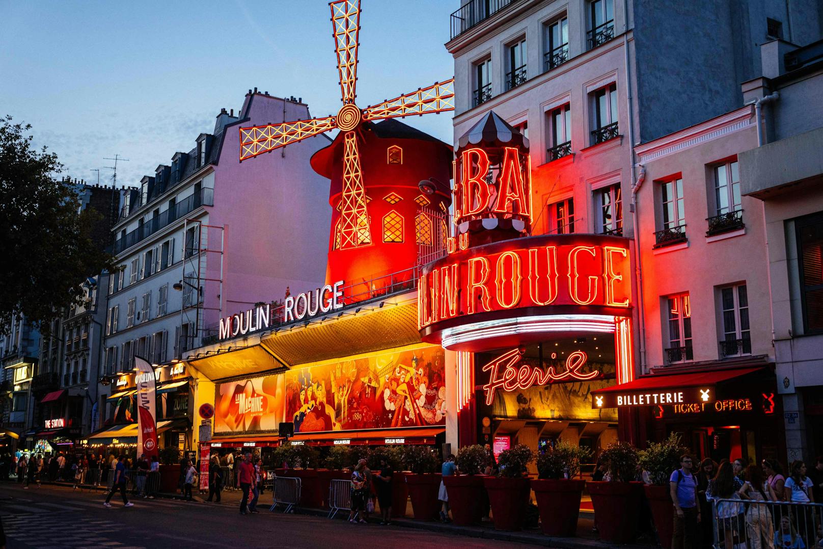 So sieht es nicht mehr aus: In der Nacht zu Donnerstag ist das Rad vom berühmten Pariser Moulin Rouge runtergestürzt. Die Unfallursache ist unklar.