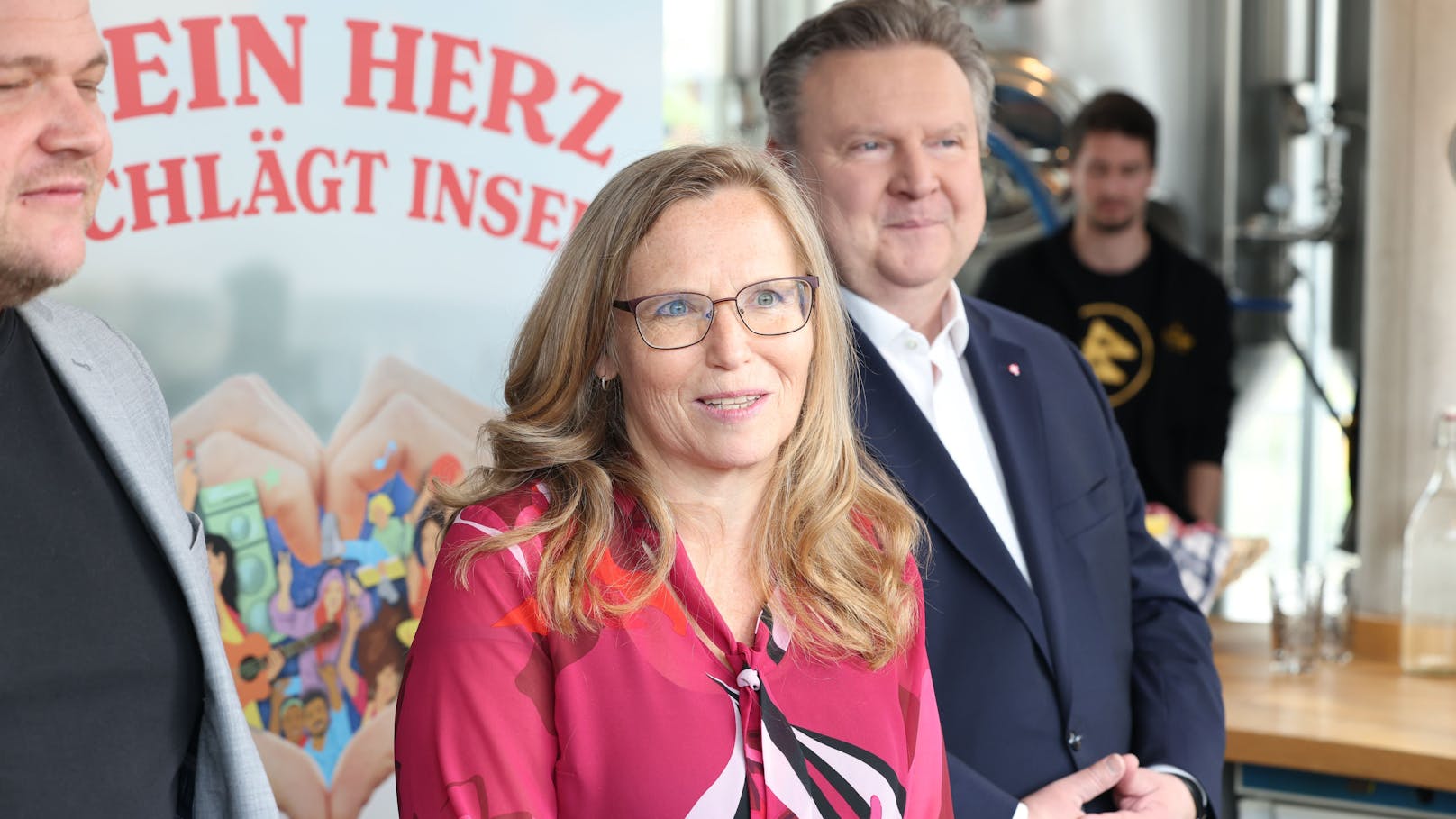 Doris Krejcarek, Vorständin der Ottakringer Getränke AG präsentiert das neue Inselbier.