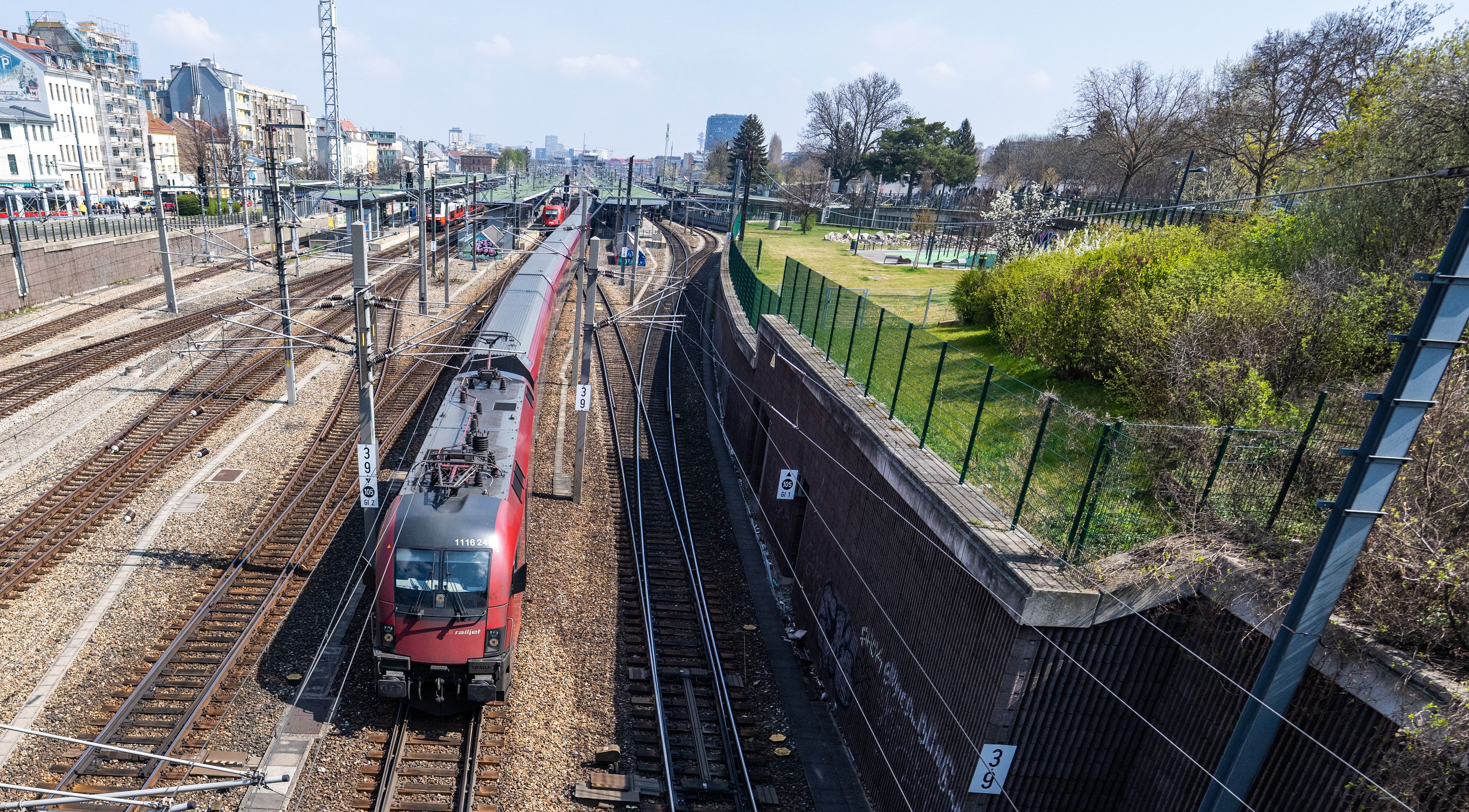Junge Zugsurfer riskieren bei Stromschlägen schwere Verbrennungen und Verletzungen. (Symbolbild)