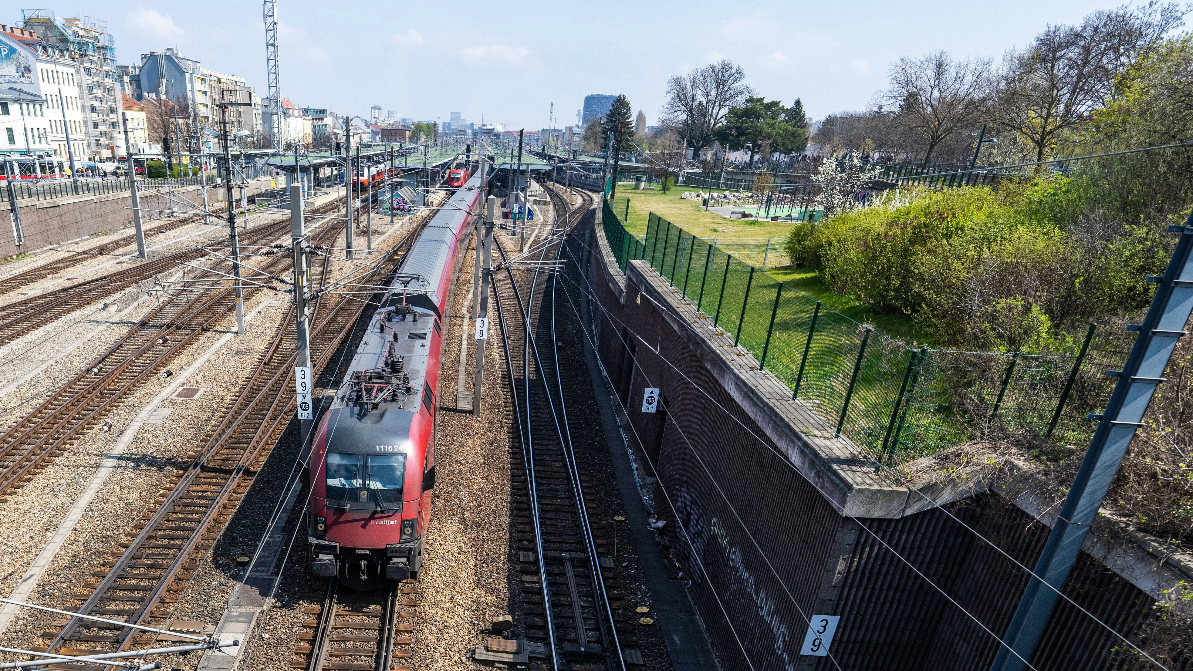 Download von www.picturedesk.com am 25.04.2024 (16:34).  ABD0007_20230410 - WIEN - ÖSTERREICH: ++ THEMENBILD ++ Illustration zu den Themen Reiseverkehr / ÖBB / Bahn / Infrastruktur. Im Bild: Ein Railjet der ÖBB; aufgenommen am Montag, 10. April 2023, in Wien. - FOTO: APA/GEORG HOCHMUTH - 20230410_PD1334 - Rechteinfo: Rights Managed (RM)