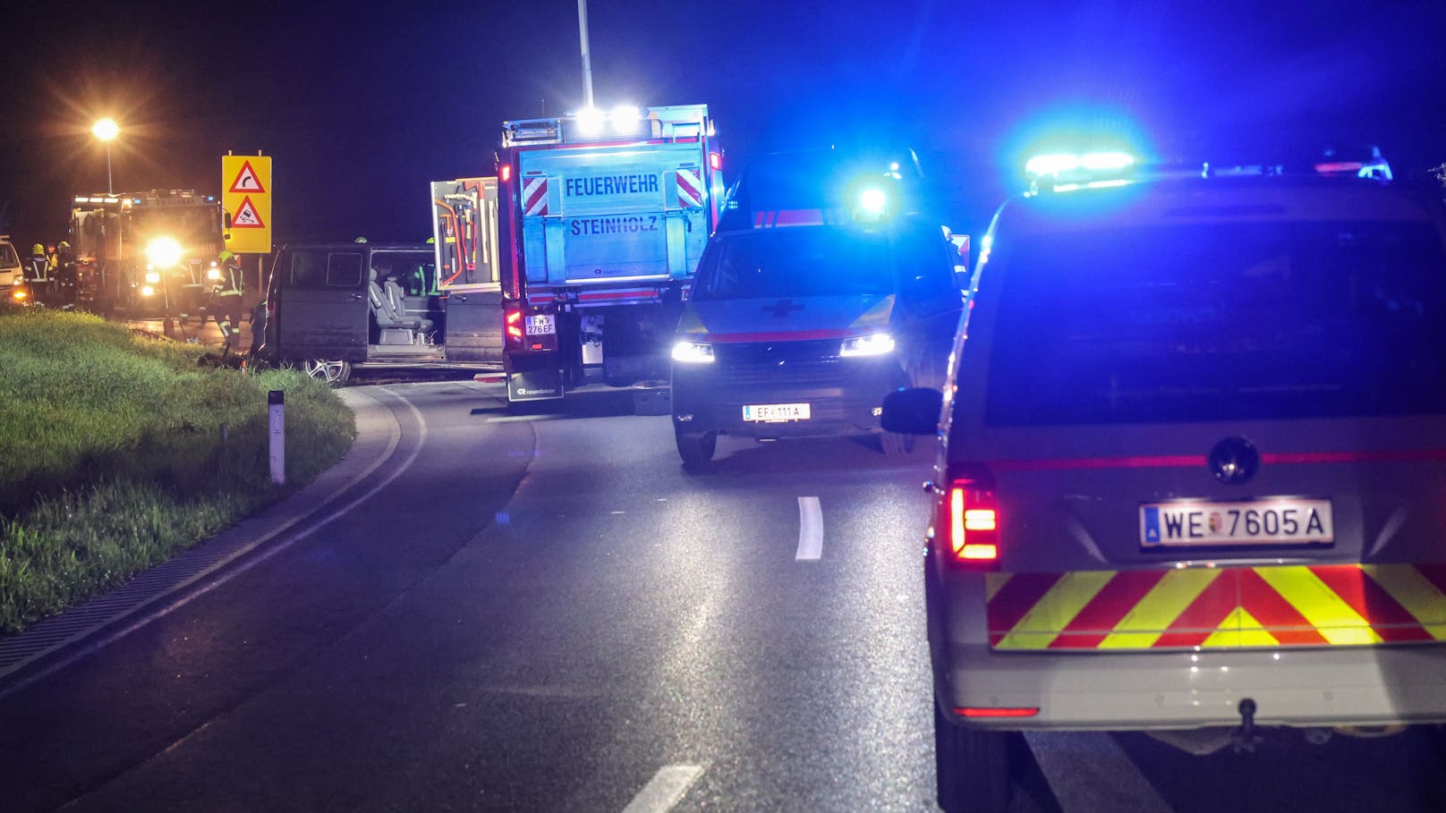 Ein schwerer Verkehrsunfall zwischen zwei PKW auf der B134 Wallerner Straße bei Fraham (Bezirk Eferding) hat am späteren Mittwochabend zwei teils Schwerverletzte gefordert.