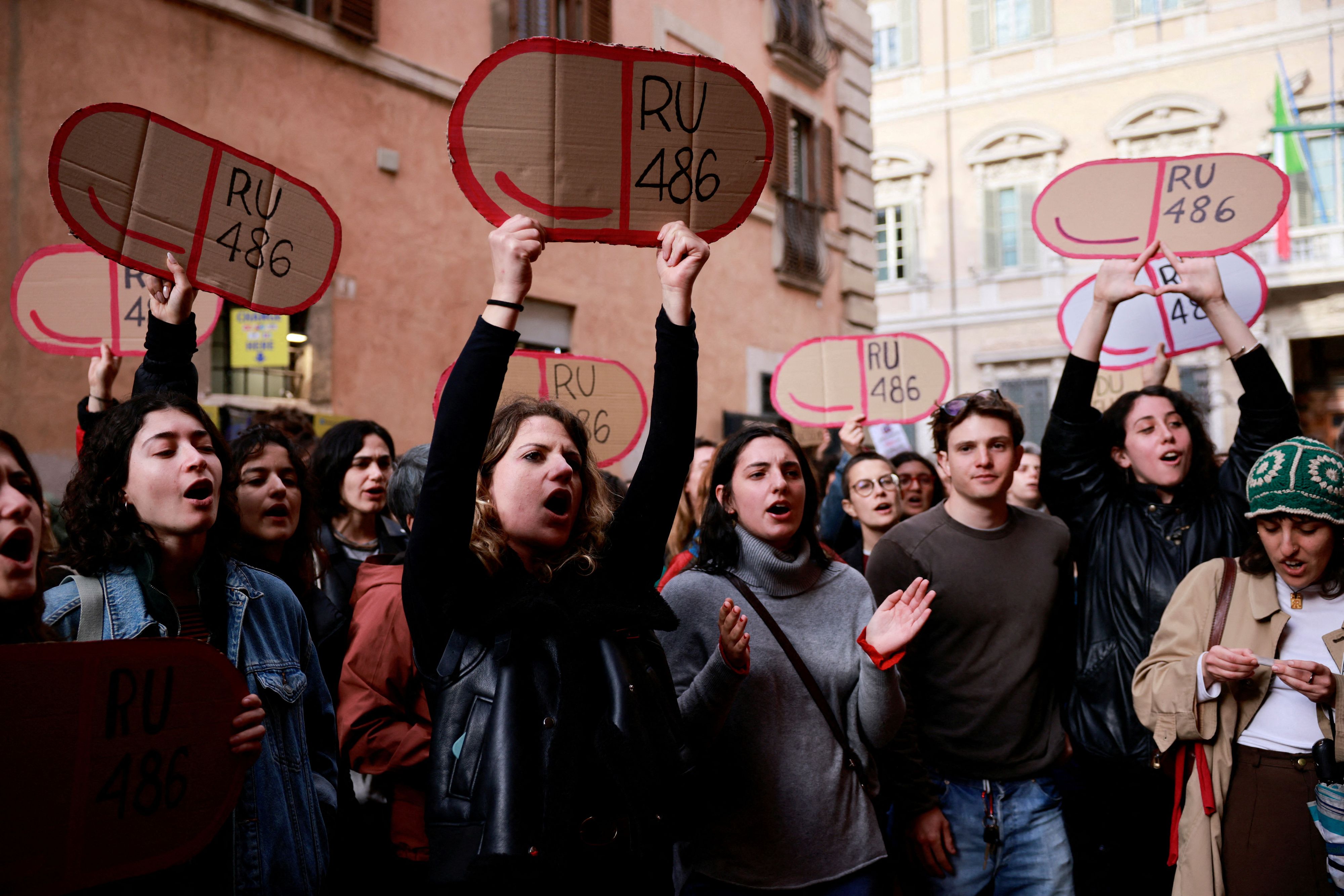 Frauen halten Pappfiguren von der Abtreibungspille in der Hand, während sie vor dem Sitz des italienischen Senats in Rom gegen das neue Gesetz demonstrieren.