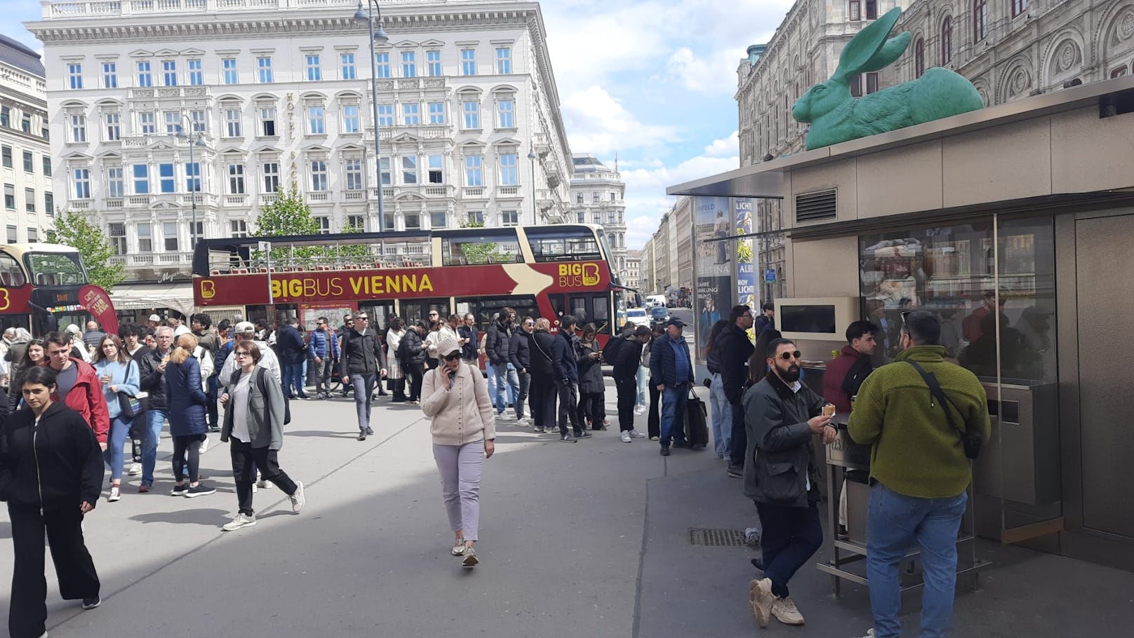 Vor Wiens bekanntestem Würstelstand standen dutzende Menschen in der Warteschlange.