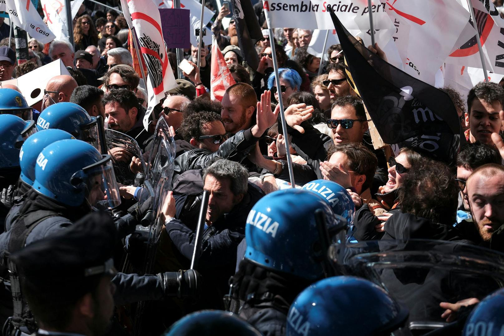 Menschen stoßen mit der Polizei zusammen, als sie gegen die Einführung der Touristengebühr für Tagesausflügler in Venedig protestieren, die die Stadtverwaltung von Venedig eingeführt hat, um die Lagunenstadt, die oft von Touristen überlaufen ist, zu schützen.