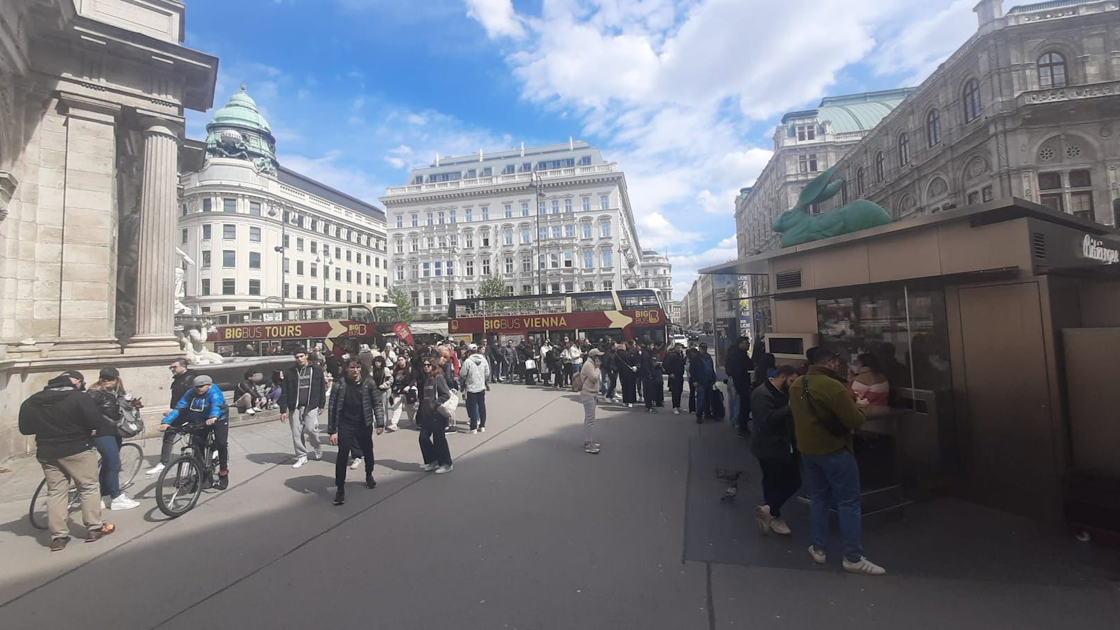 Vor Wiens bekanntestem Würstelstand standen dutzende Menschen in der Warteschlange.