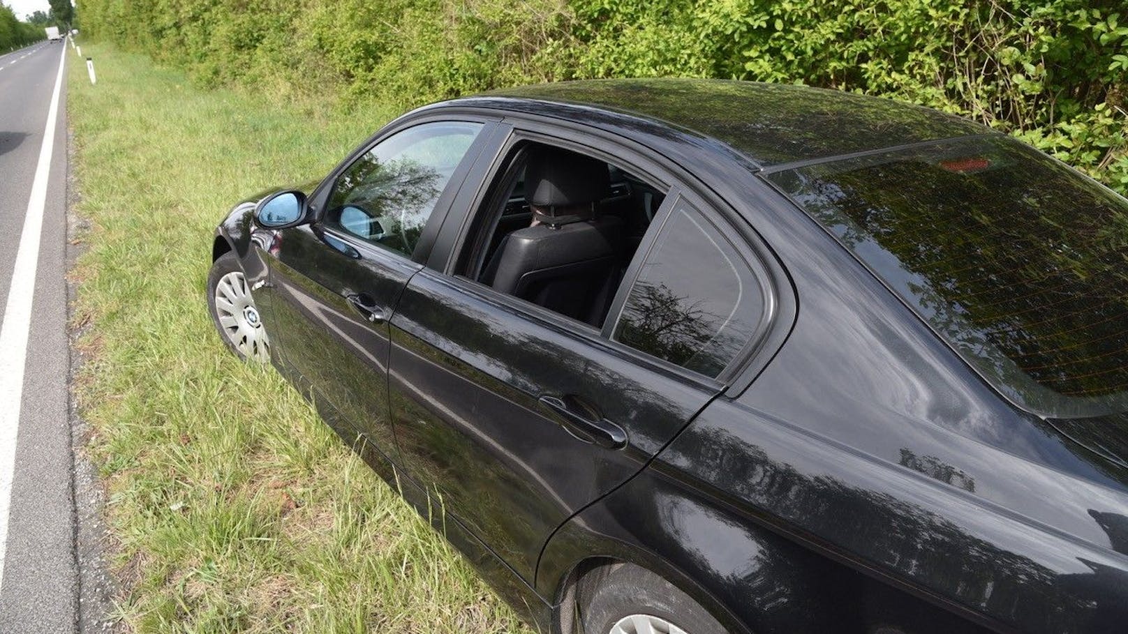 Eine Verfolgungsjagd der Polizei mit mehreren Jugendlichen in einem BMW endete am Donnerstag auf der B210 zwischen Ebreichsdorf und Oberwaltersdorf.