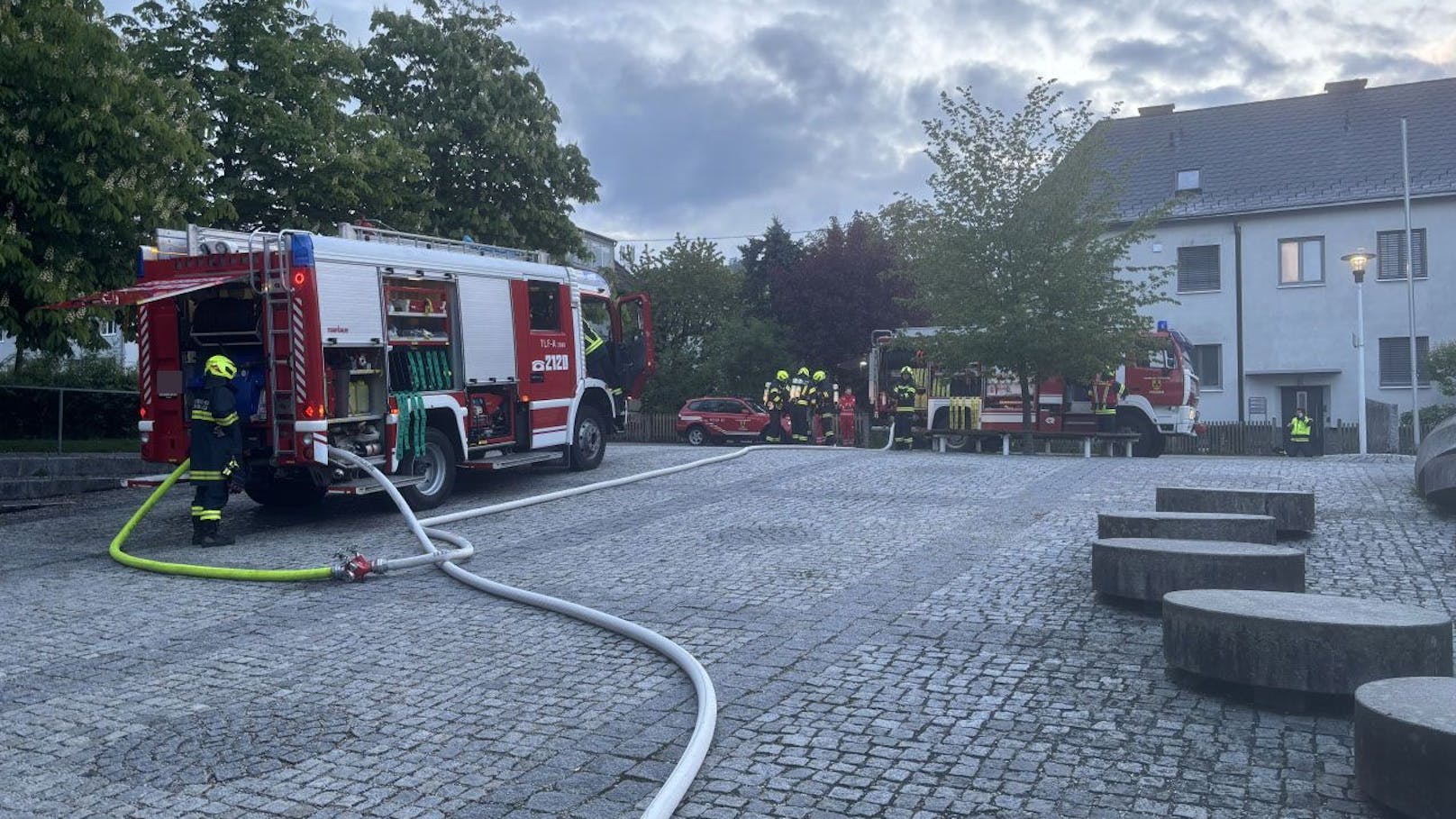 Laut Polizei waren die Räume mit rotem Staub bedeckt und es machte sich ein beißender Geruch breit.