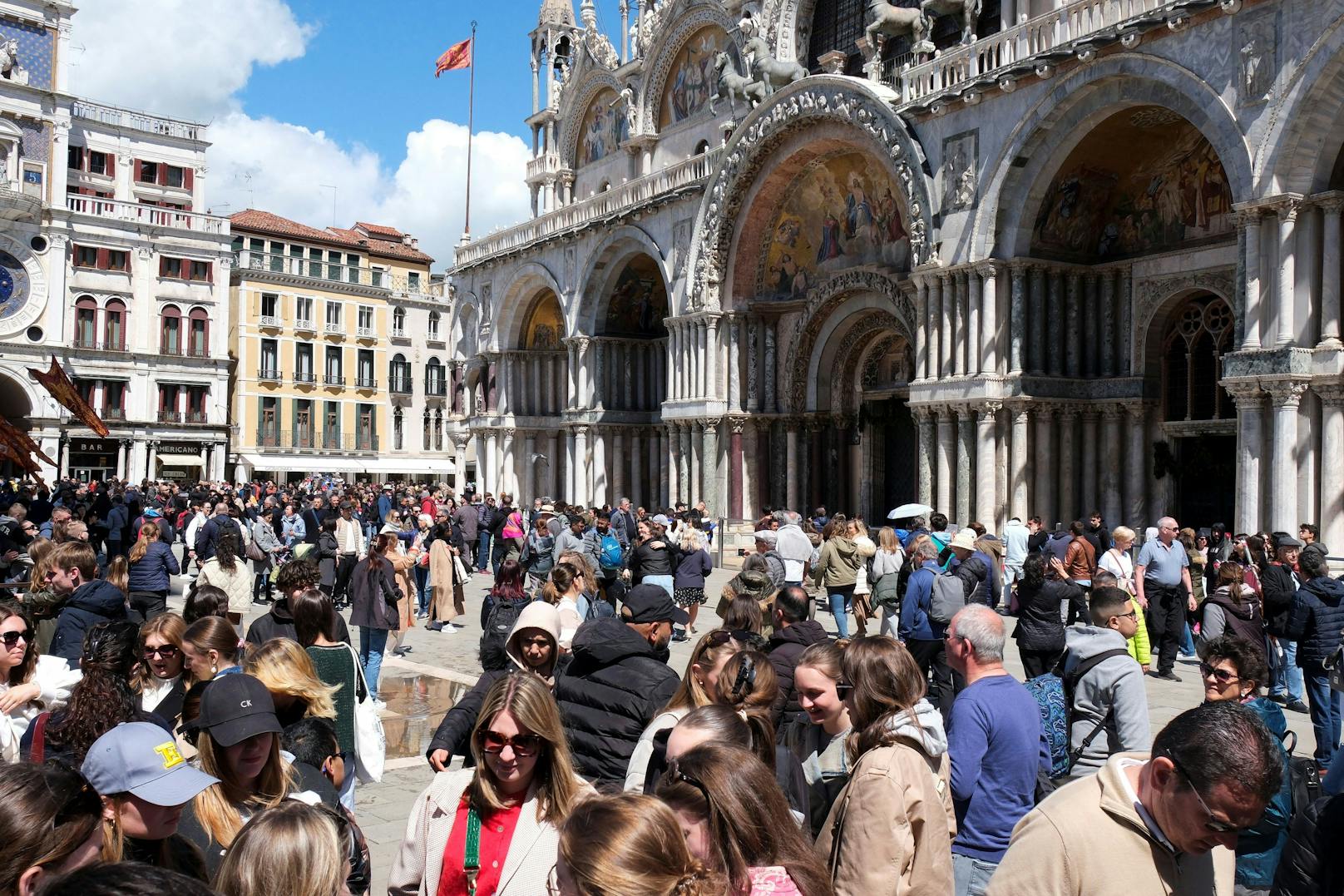 Viele Touristen in Venedig am Tag, wo die umstrittene Gebühr in Kraft tritt