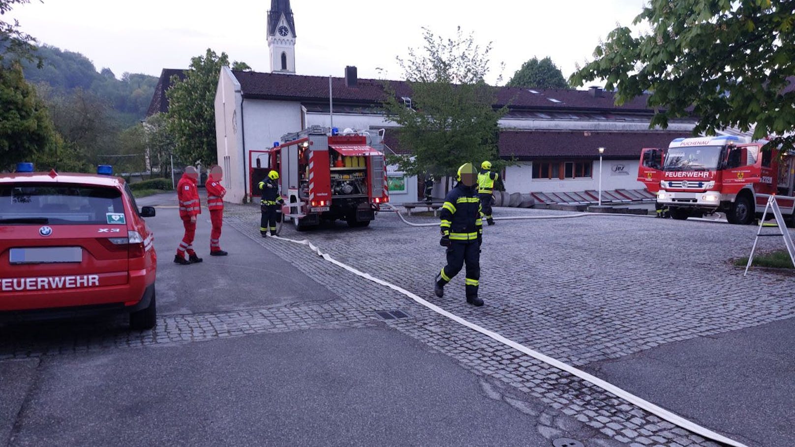 Donnerstagfrüh rückte die Feuerwehr in Puchenau (Bez. Urfahr-Umgebung) aus.