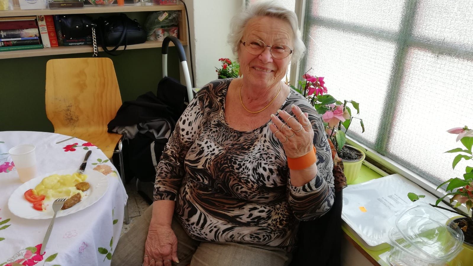 Anne-Marie B. kommt regelmäßig zum "Samariter Suppentopf" und holt sich eine warme Mahlzeit.