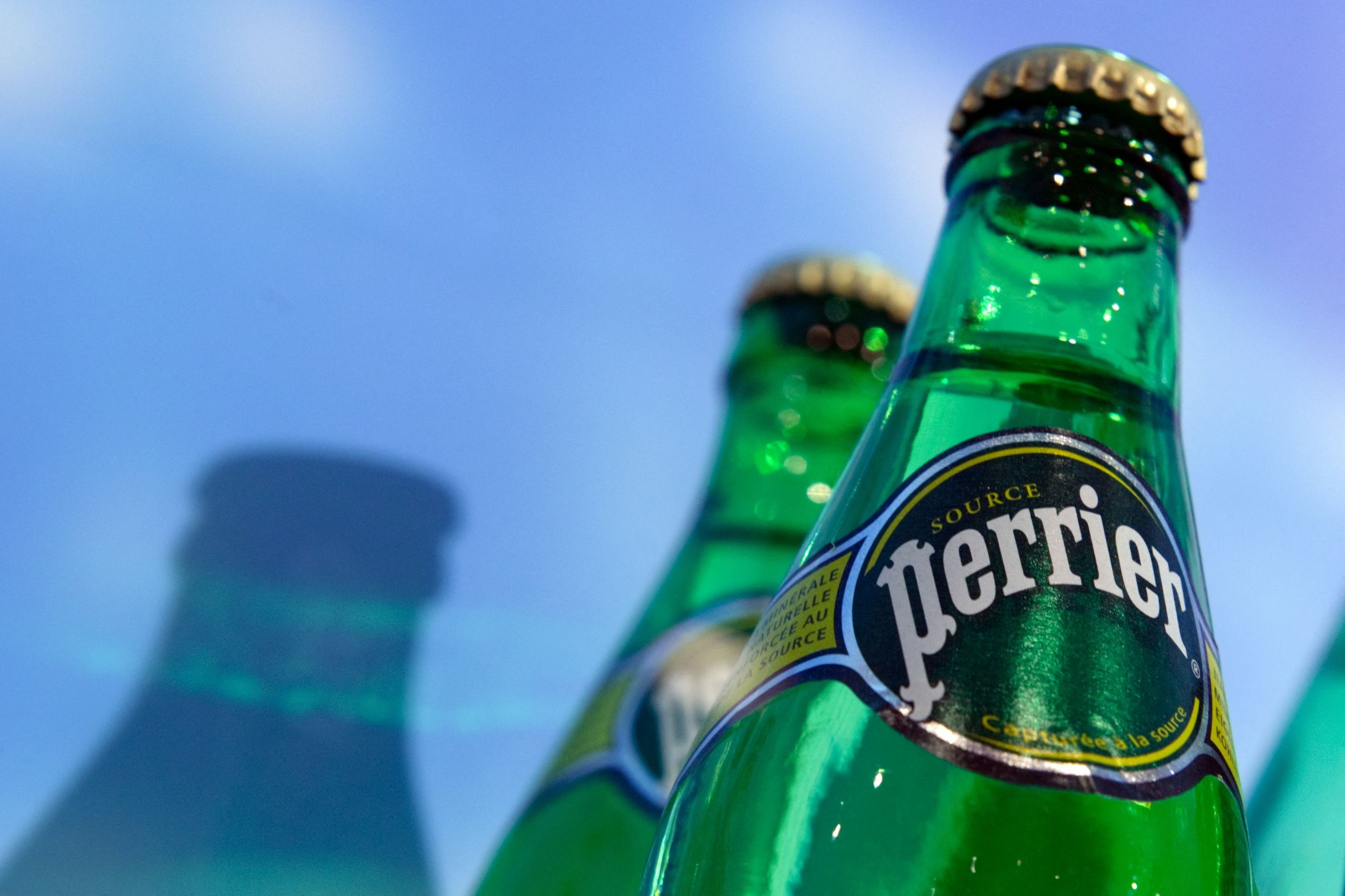 Nestlé hat aufgrund von verunreinigtem Grundwasser Millionen von Perrier-Flaschen vernichtet.