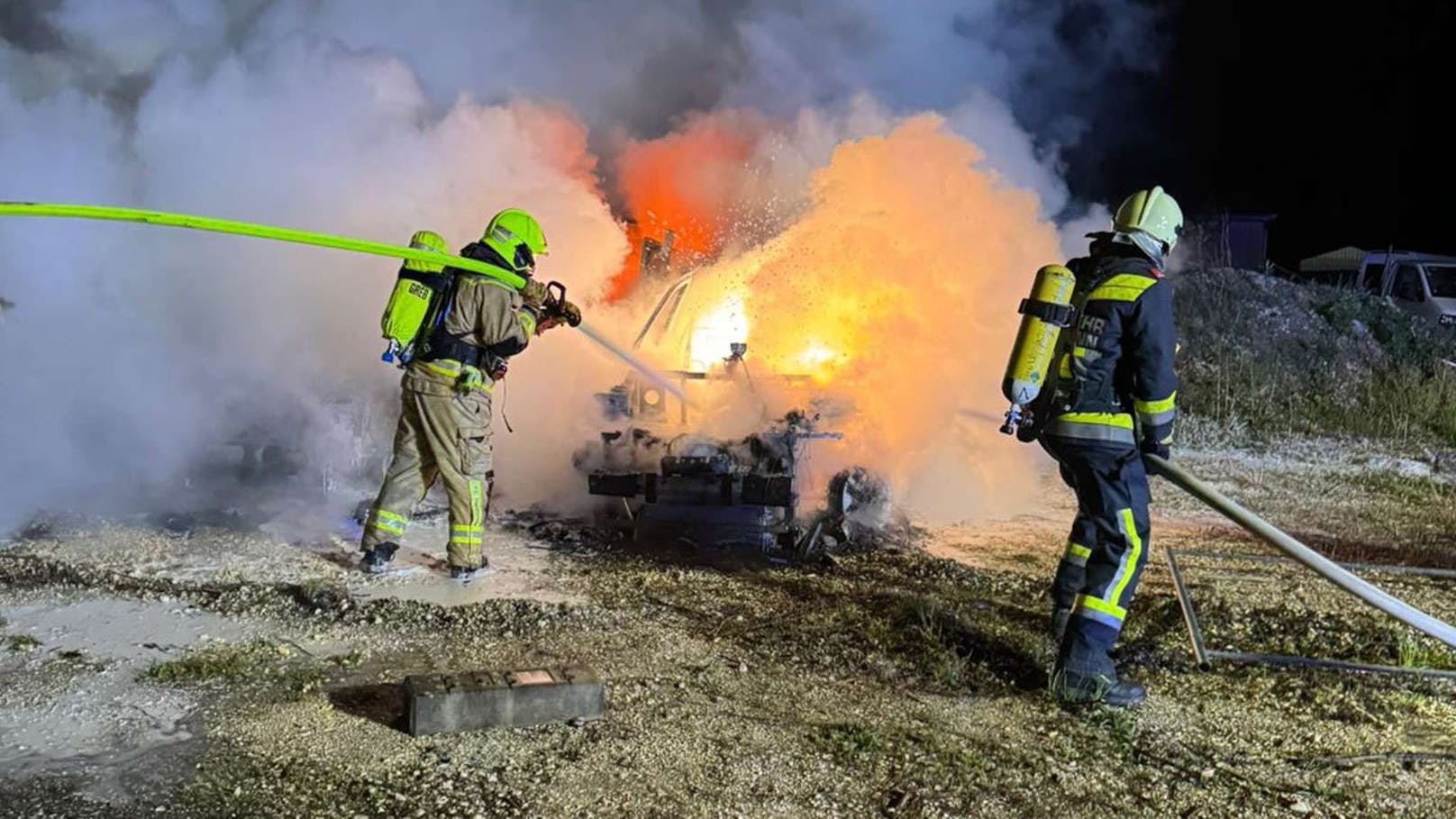 Insgesamt waren fünf Feuerwehren bei den Löscharbeiten im Einsatz.