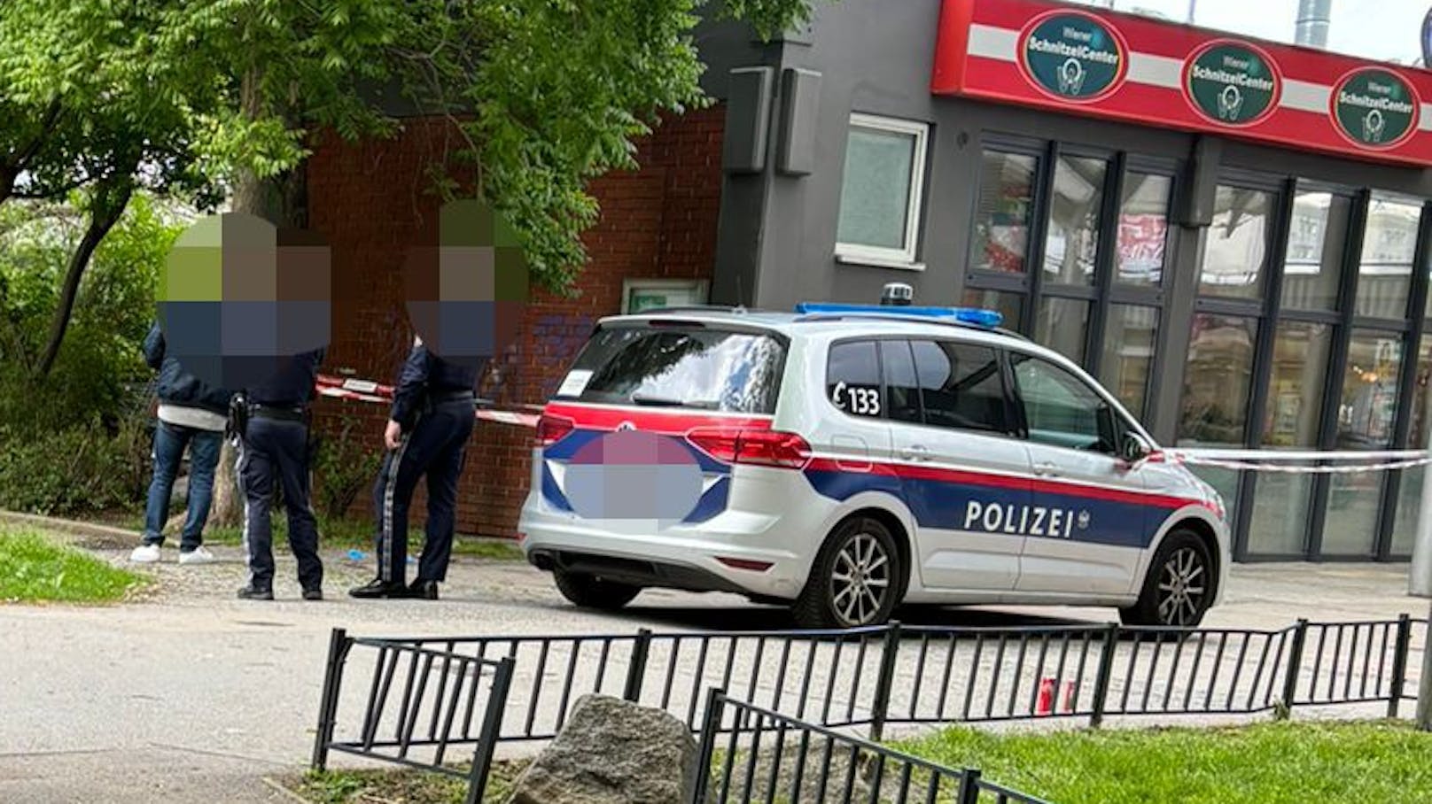 Mann auf offener Straße in Wien niedergestochen