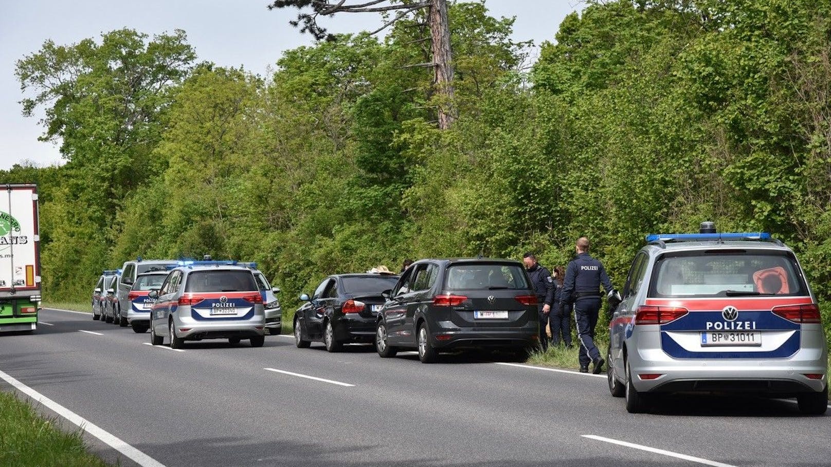 Eine Verfolgungsjagd der Polizei mit mehreren Jugendlichen in einem BMW endete am Donnerstag auf der B210 zwischen Ebreichsdorf und Oberwaltersdorf.