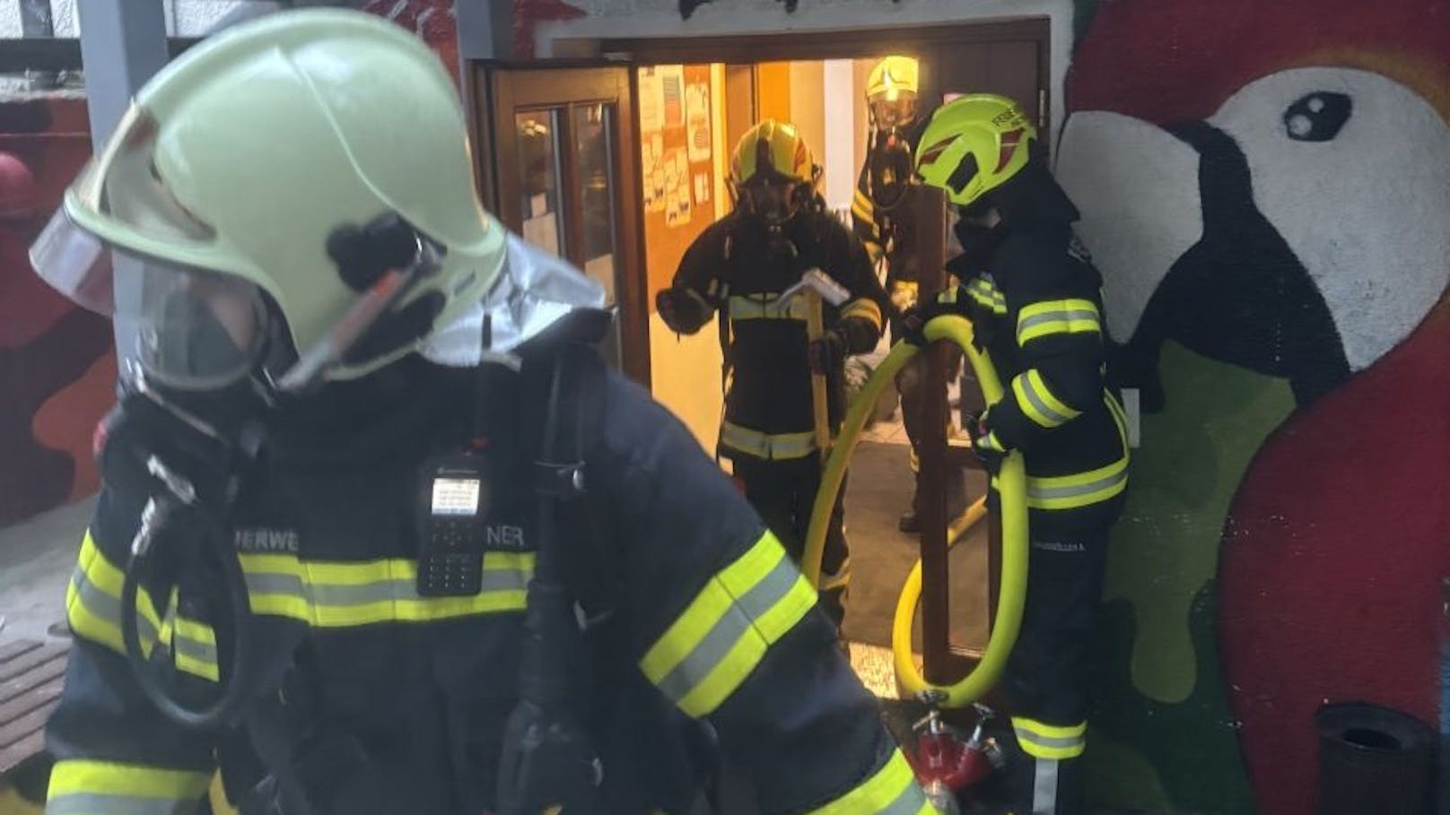 Feuerwehrler vor dem Eingang des Jugendzentrums