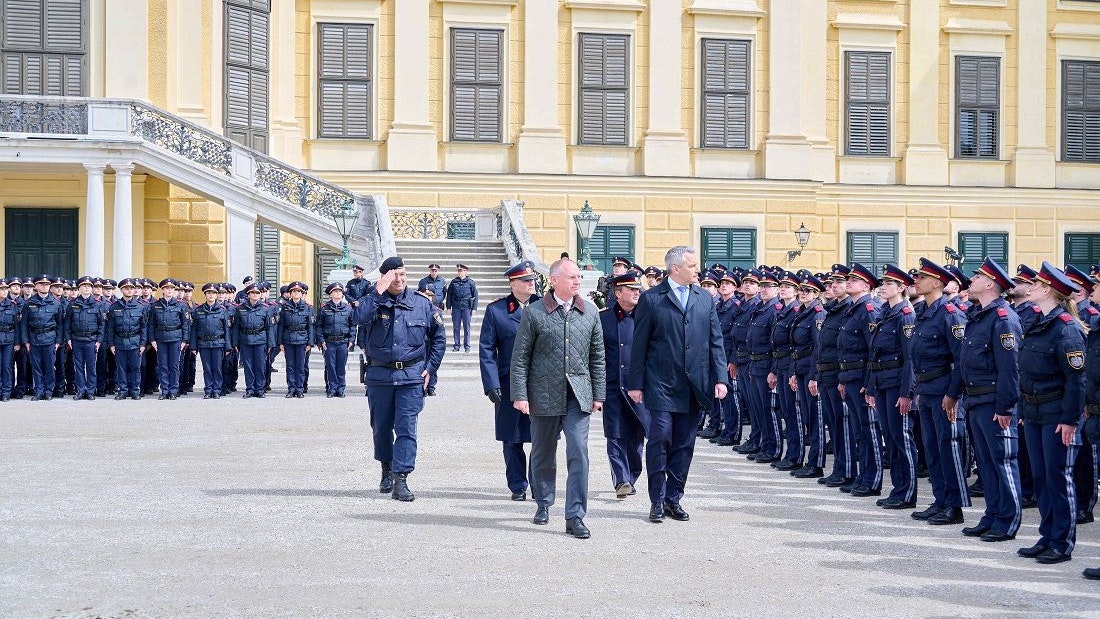 Nehammer und Karner bei der Ausmusterung.