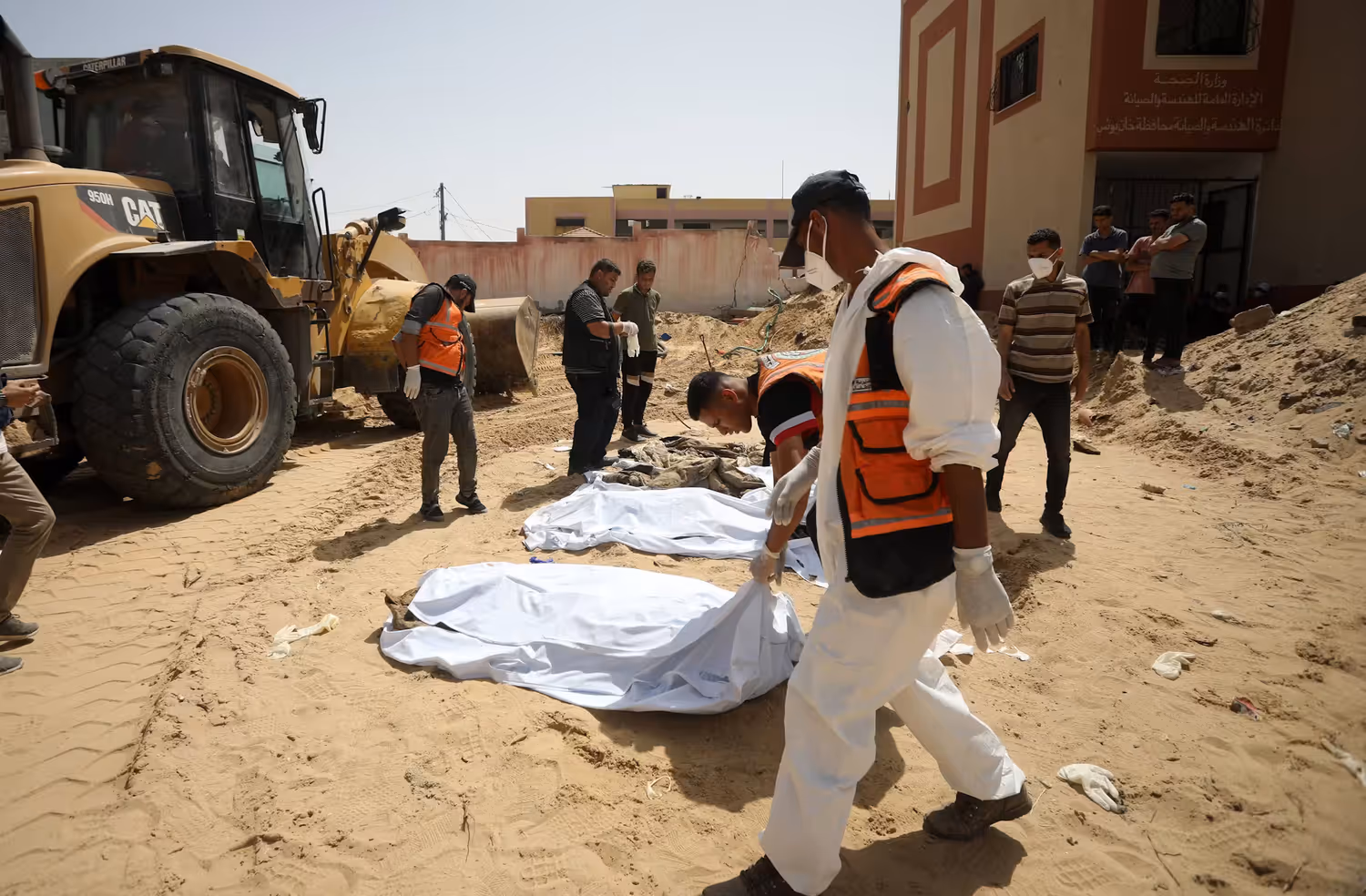 Leichen werden am 24. April in Khan Younis geborgen. Israel weist den Vorwurf zurück, für die Massengräber verantwortlich zu sein.