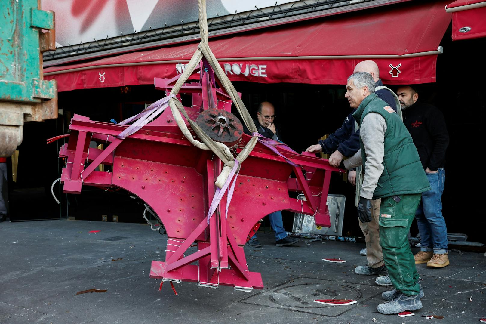 In der Nacht ist das Rad vom berühmten Pariser Moulin Rouge runtergestürzt. Donnerstag wurden die Einzelteile abtransportiert.