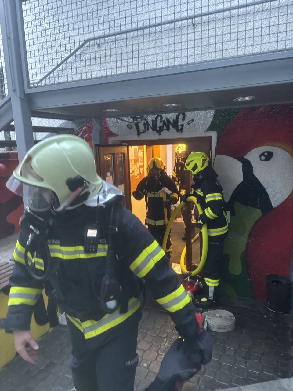 Die Feuerwehr beim Einsatz im Jugendzentrum in Puchenau (Bez. Urfahr-Umgebung).