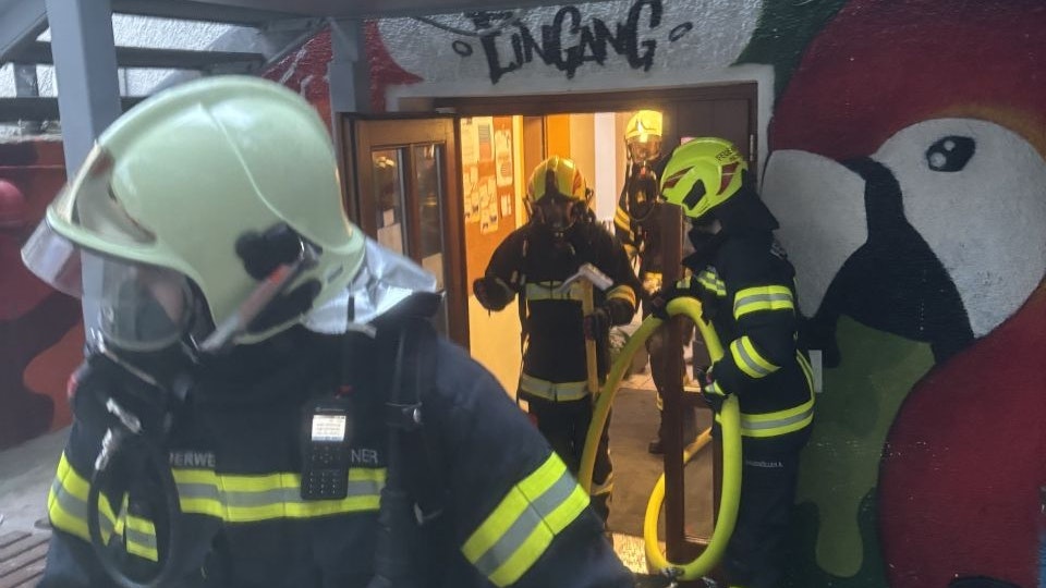 Heute.at - Rauchgranaten direkt unter Kindergarten gezündet